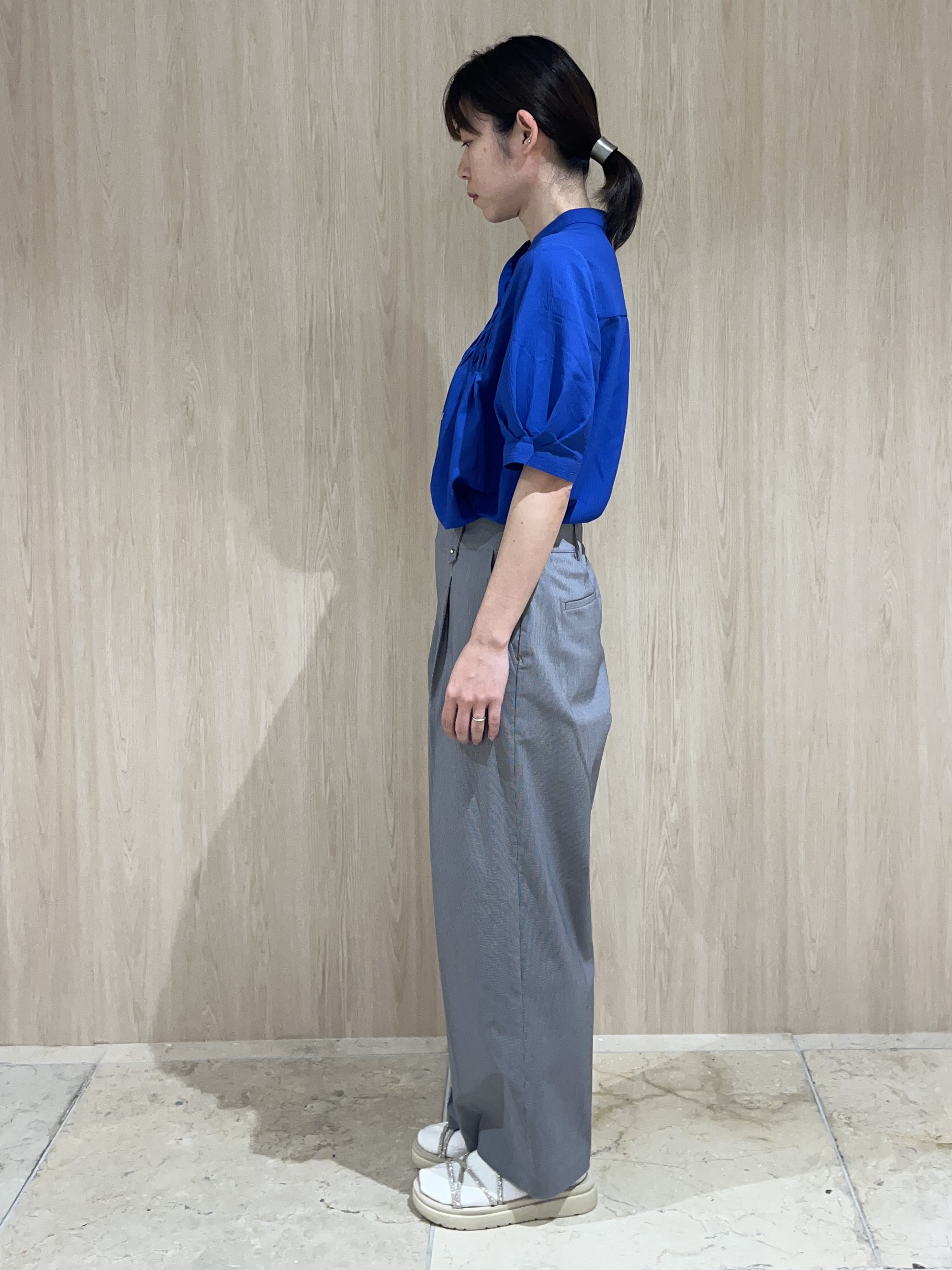 しのさんの「grove｜【貴島明日香さん着用/体型カバー】ON・OFF使えるスモッキングタックブラウス」を使ったコーディネート