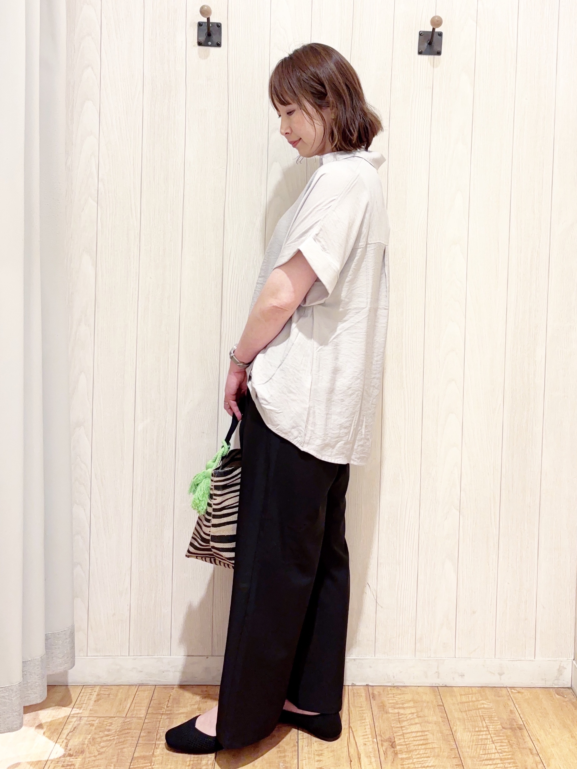 あいこさんの「SHOO･LA･RUE｜【S-LL/洗濯機可】インせず着られる 裾タック スキッパーシャツ」を使ったコーディネート