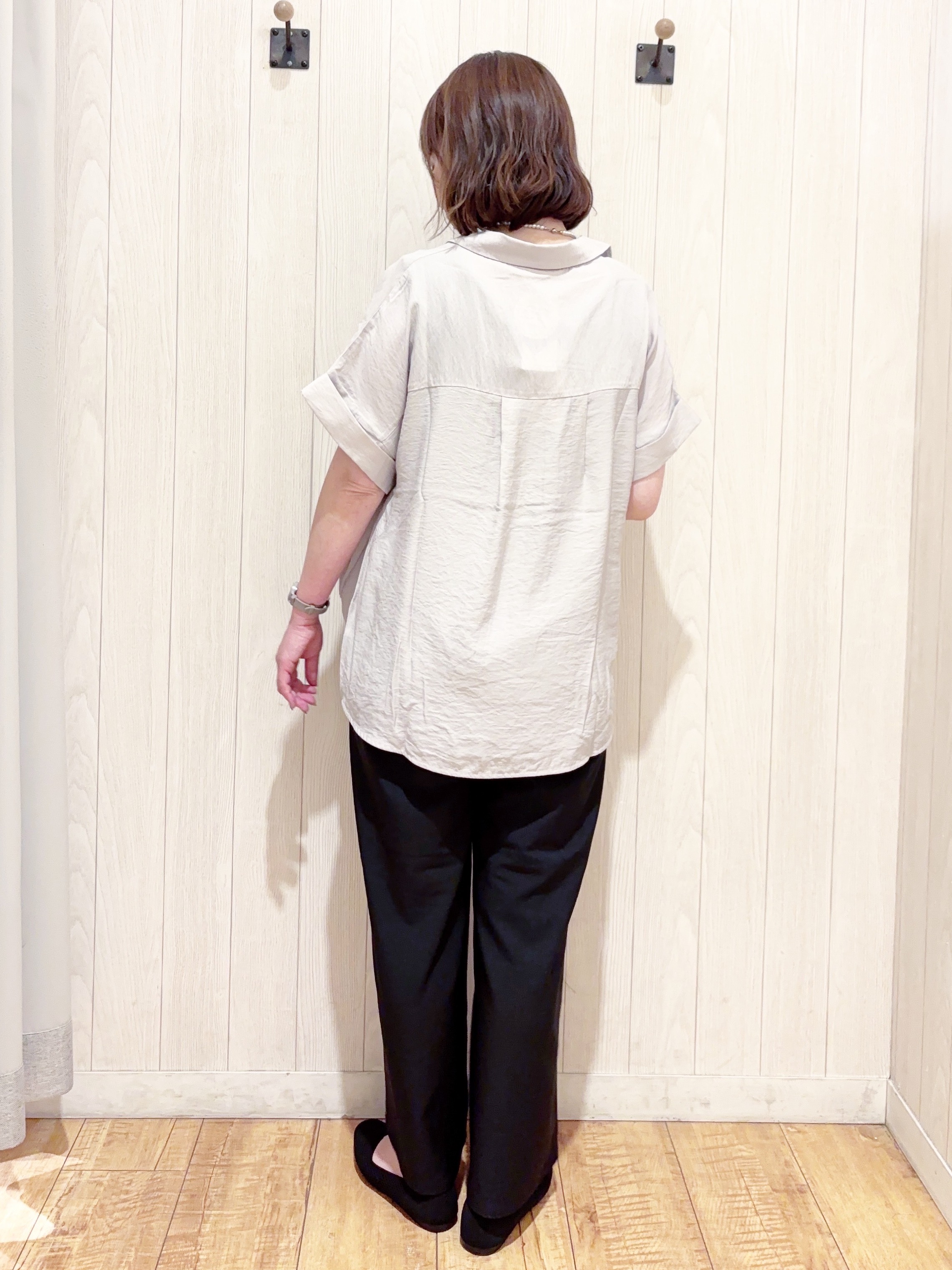 あいこさんの「SHOO･LA･RUE｜【S-LL/洗濯機可】インせず着られる 裾タック スキッパーシャツ」を使ったコーディネート