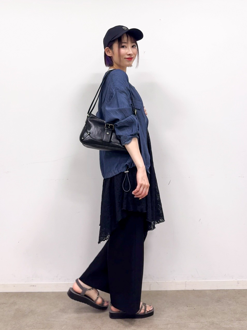 𝐜𝐡𝐢𝐤𝐚さんの「SHOO･LA･RUE｜【前後2WAYネック】レイヤードスタイルにおすすめ レースキャミチュニック」を使ったコーディネート
