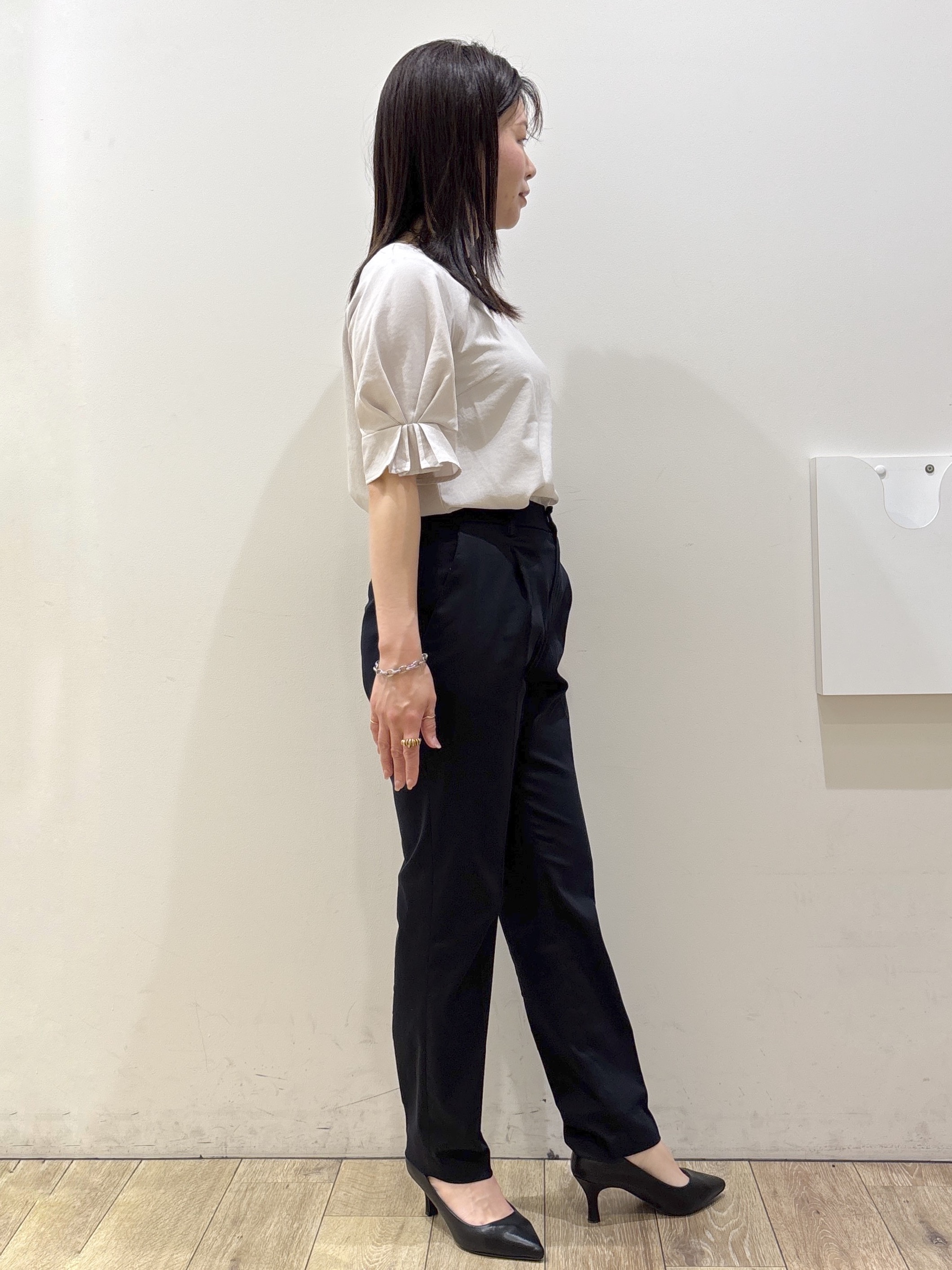 mameさんの「OPAQUE.CLIP｜【接触冷感／吸水速乾】タックパフスリーブブラウス《防シワ／洗濯機OK／XS～3L／8col》」を使ったコーディネート
