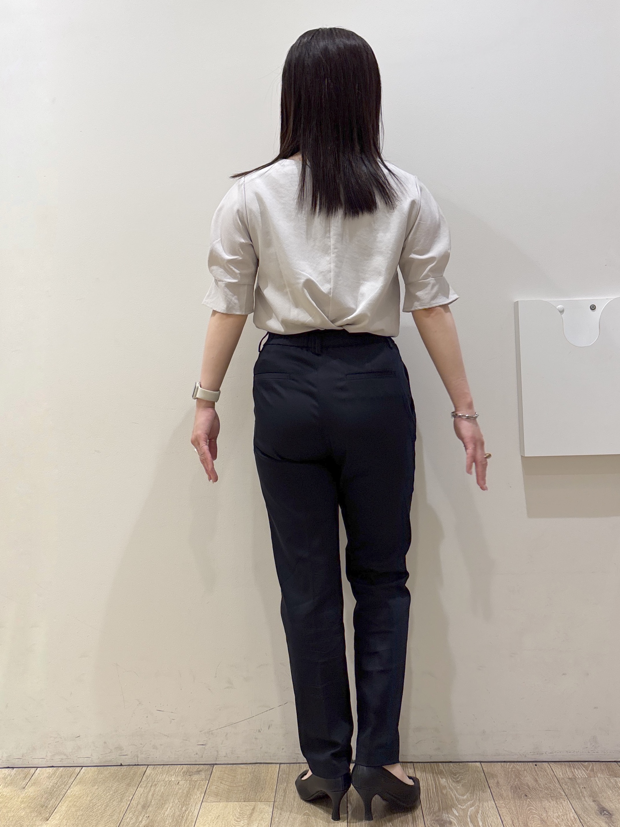mameさんの「OPAQUE.CLIP｜【接触冷感／吸水速乾】タックパフスリーブブラウス《防シワ／洗濯機OK／XS～3L／8col》」を使ったコーディネート