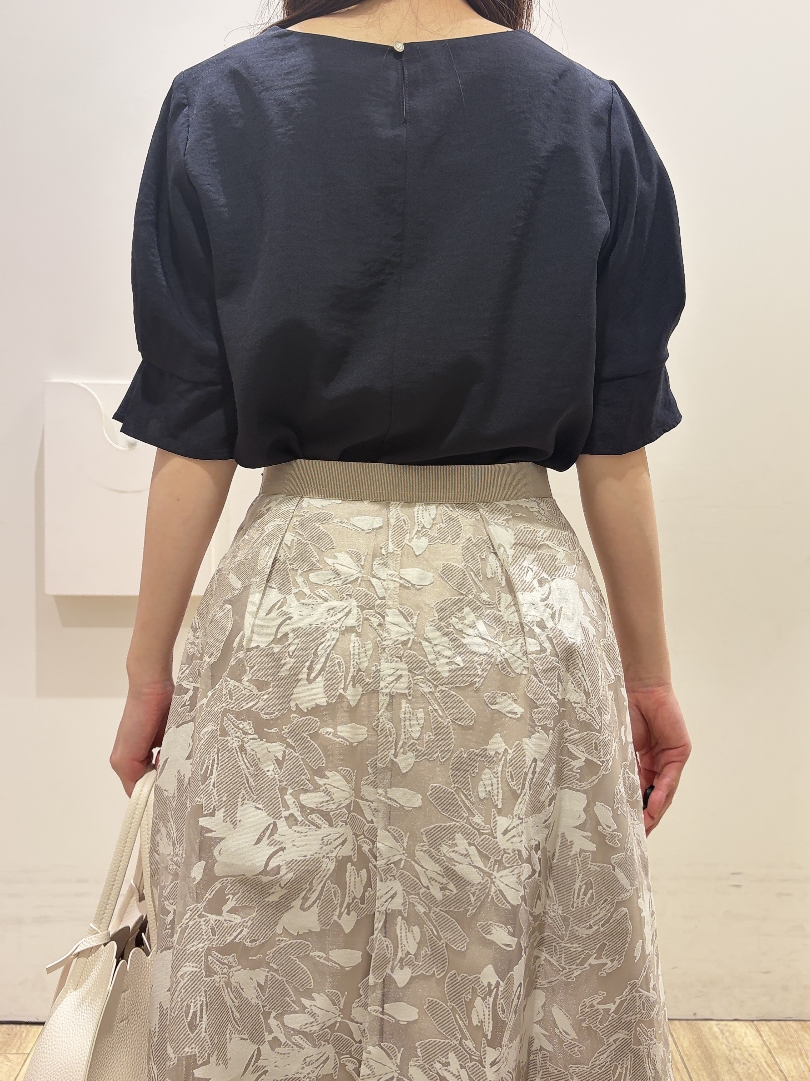 MOMOさんの「index｜【接触冷感／吸水速乾】タックパフスリーブブラウス《防シワ／洗濯機OK／XS～3L／8col》」を使ったコーディネート