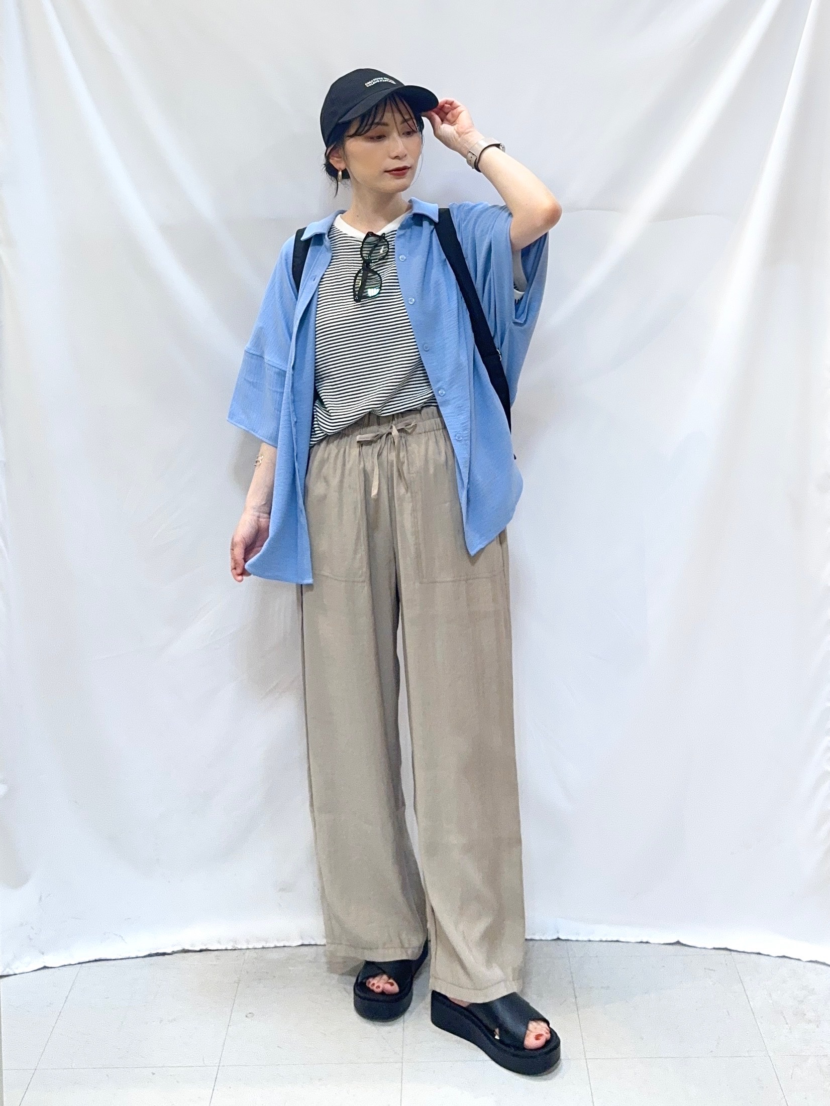 𝐇𝐢𝐫𝐨𝐦𝐢さんの「SHOO･LA･RUE｜【高レビュー/洗濯後しわになりにくい/体型カバー】きちんとゆるっと 大人の抜け感 ポンチョ風カラーシ」を使ったコーディネート