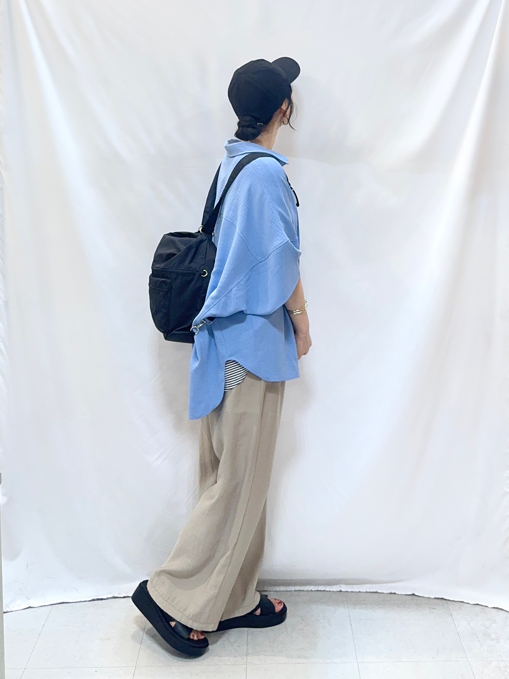 𝐇𝐢𝐫𝐨𝐦𝐢さんの「SHOO･LA･RUE｜【高レビュー/洗濯後しわになりにくい/体型カバー】きちんとゆるっと 大人の抜け感 ポンチョ風カラーシ」を使ったコーディネート