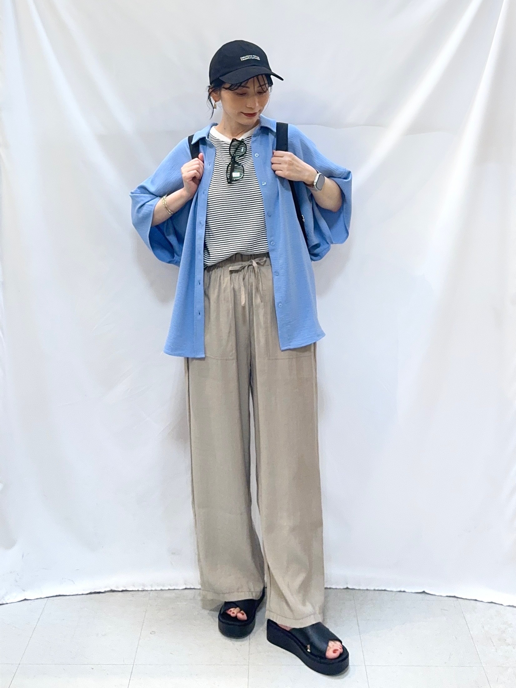 𝐇𝐢𝐫𝐨𝐦𝐢さんの「SHOO･LA･RUE｜【高レビュー/洗濯後しわになりにくい/体型カバー】きちんとゆるっと 大人の抜け感 ポンチョ風カラーシ」を使ったコーディネート