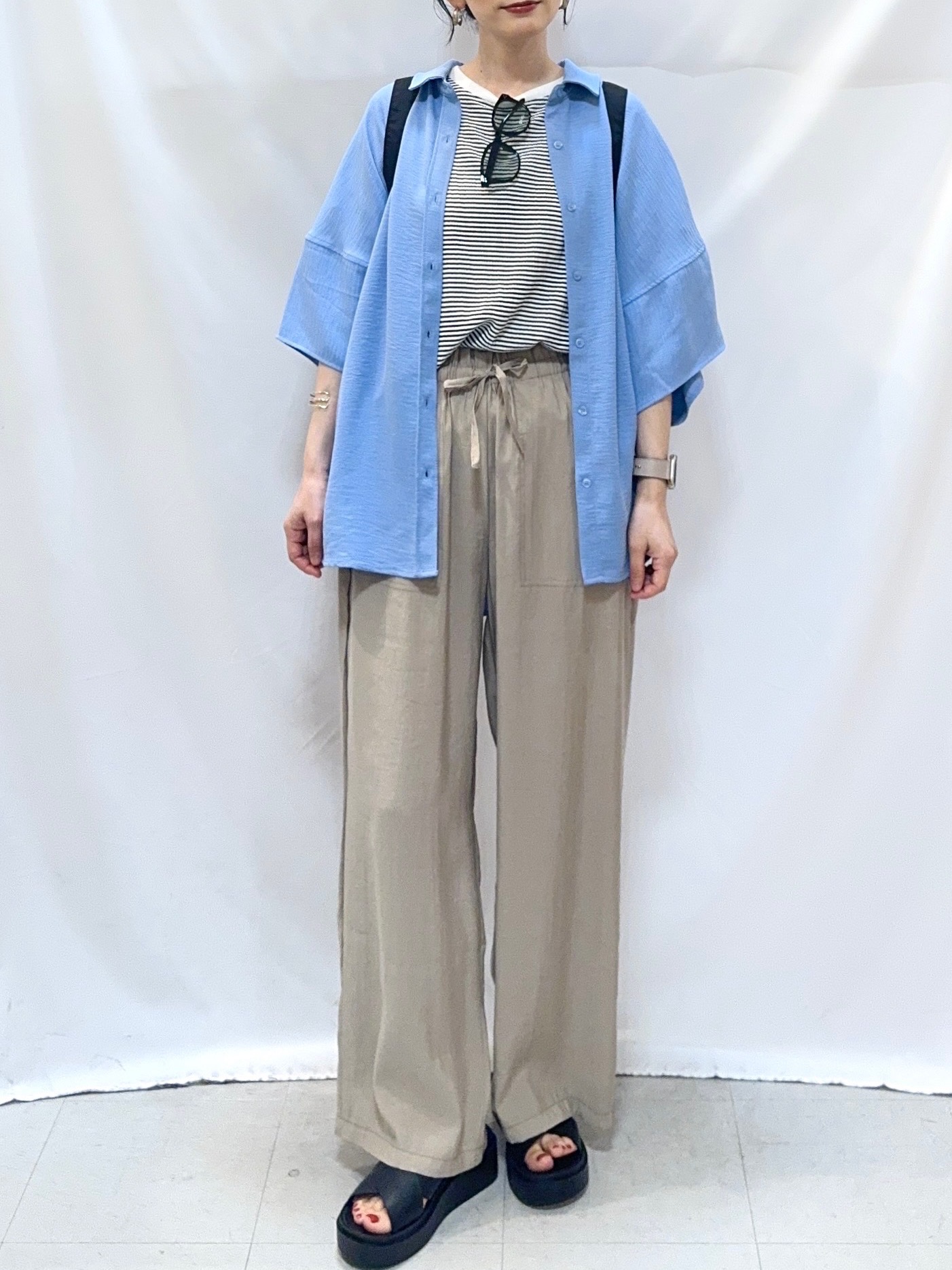 𝐇𝐢𝐫𝐨𝐦𝐢さんの「SHOO･LA･RUE｜【高レビュー/洗濯後しわになりにくい/体型カバー】きちんとゆるっと 大人の抜け感 ポンチョ風カラーシ」を使ったコーディネート