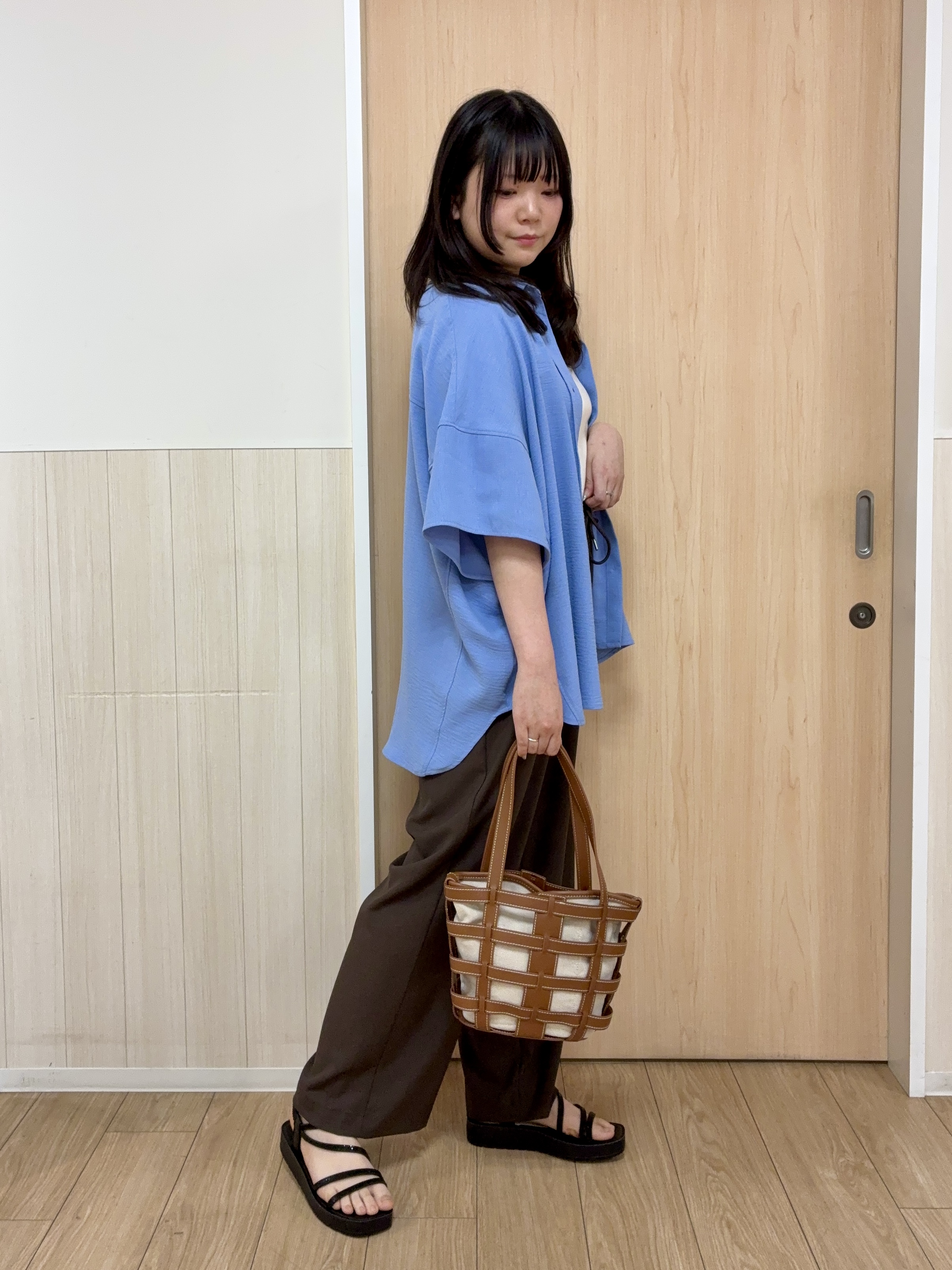 nanaseさんの「SHOO･LA･RUE｜【高レビュー/洗濯後しわになりにくい/体型カバー】きちんとゆるっと 大人の抜け感 ポンチョ風カラーシ」を使ったコーディネート