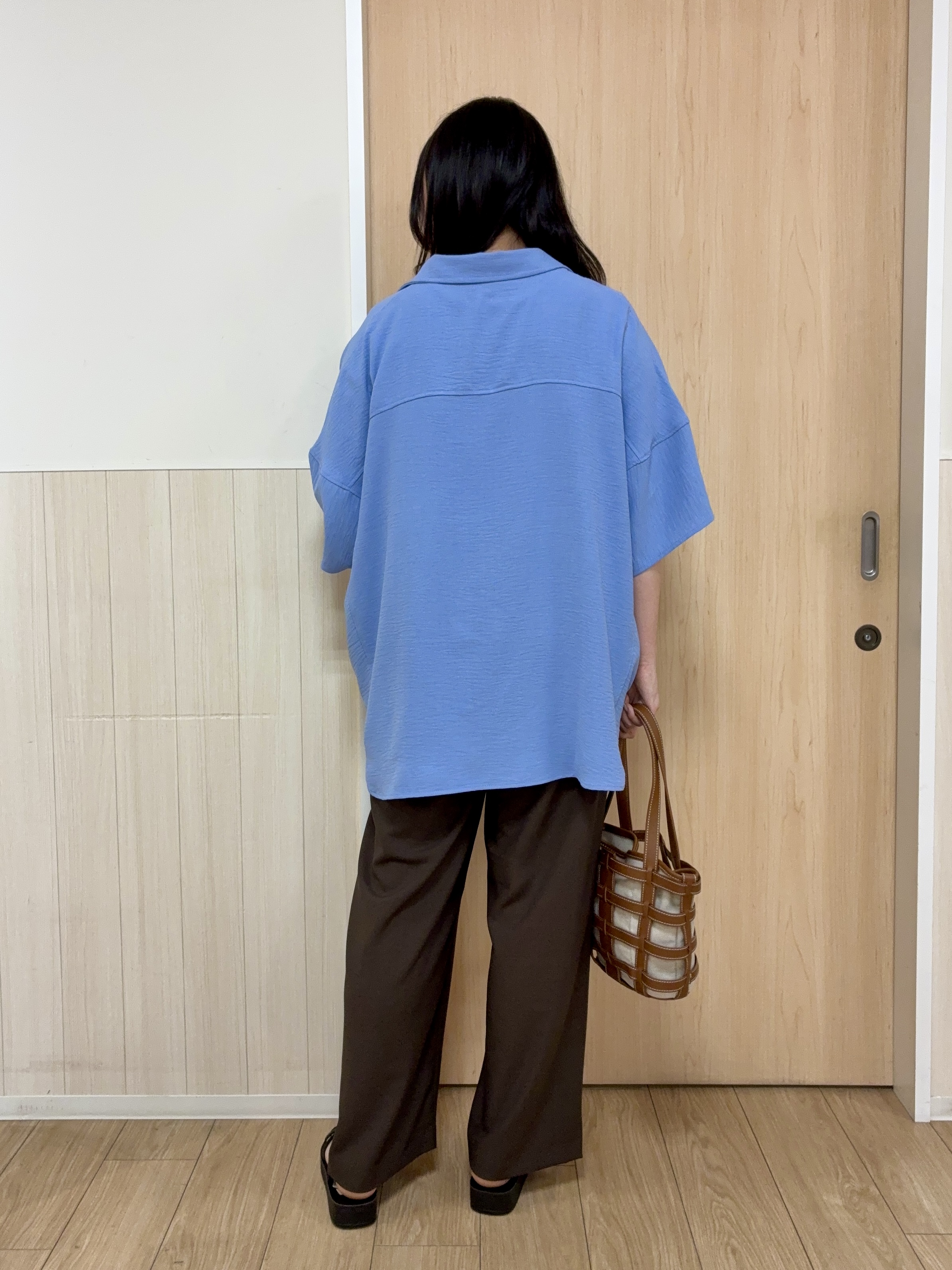 nanaseさんの「SHOO･LA･RUE｜【高レビュー/洗濯後しわになりにくい/体型カバー】きちんとゆるっと 大人の抜け感 ポンチョ風カラーシ」を使ったコーディネート
