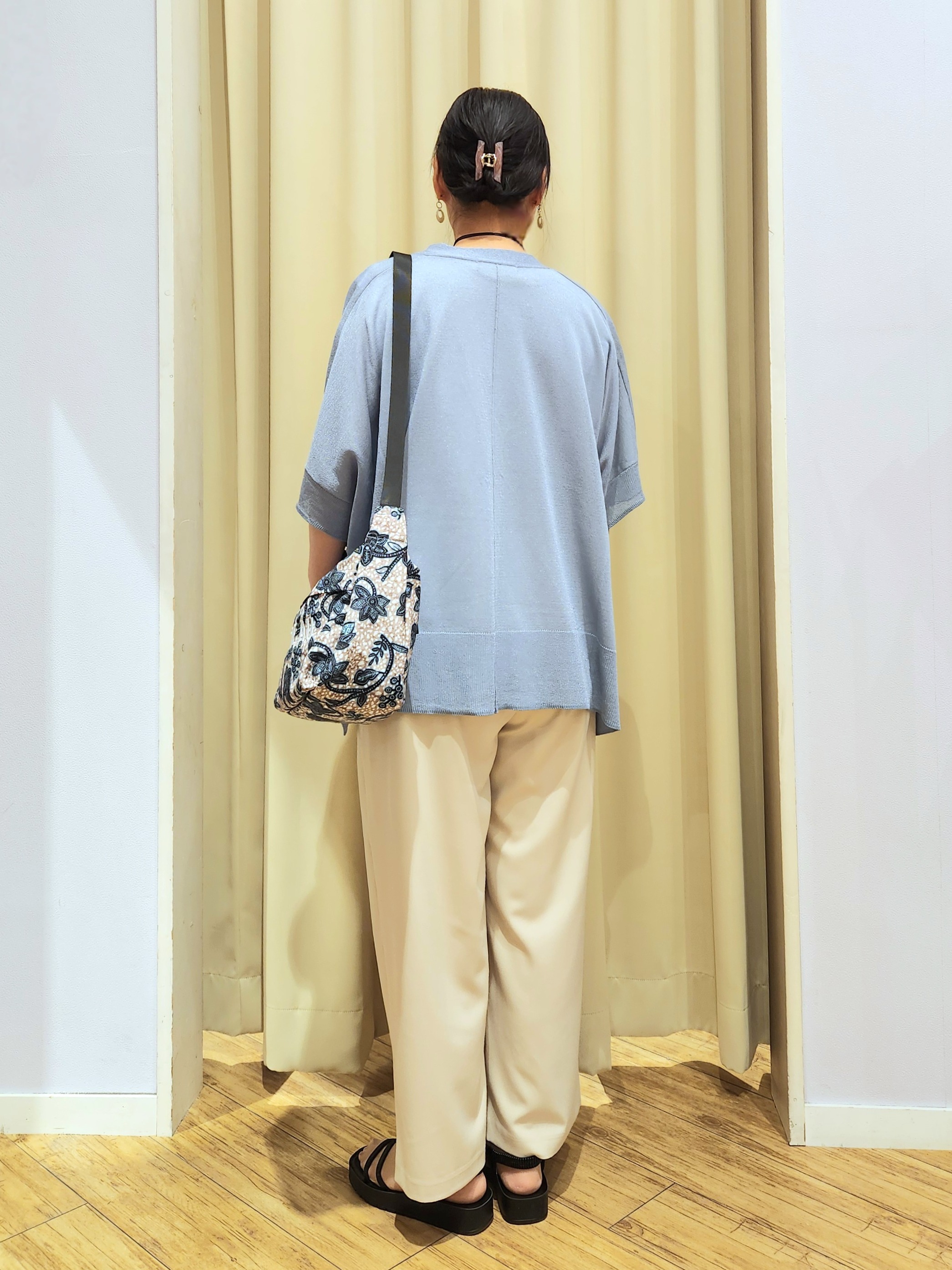 くまさんの「SHOO･LA･RUE｜【洗濯機可/体型カバー】上品ラメがきらめく シアーポンチョ風カーディガン」を使ったコーディネート