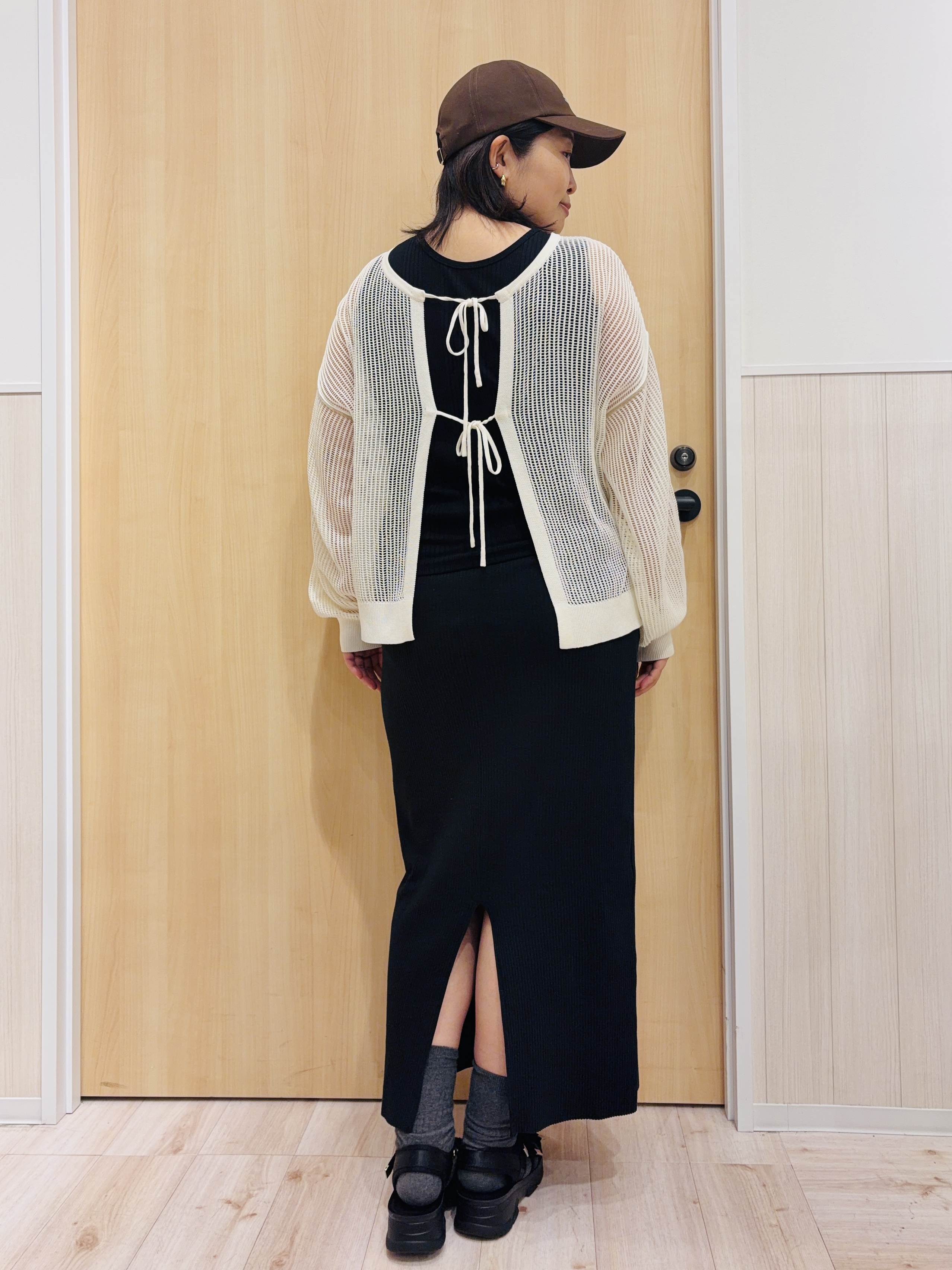 すーさんの「SHOO･LA･RUE｜【2点セット/洗濯機可/S-LL】時短でこなれ見え カーデにもなる2WAYメッシュニット+半袖ロゴT」を使ったコーディネート