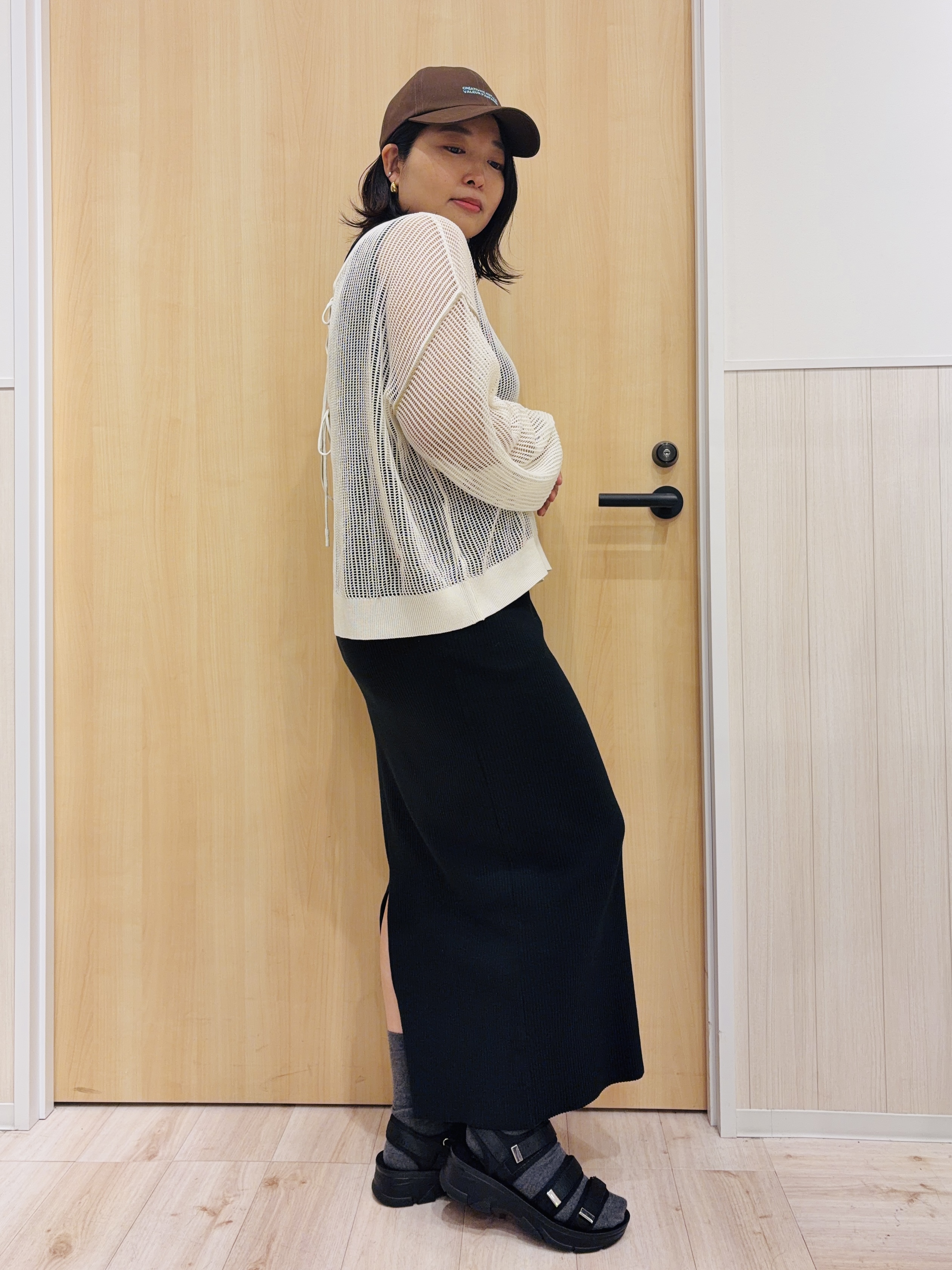 すーさんの「SHOO･LA･RUE｜【2点セット/洗濯機可/S-LL】時短でこなれ見え カーデにもなる2WAYメッシュニット+半袖ロゴT」を使ったコーディネート