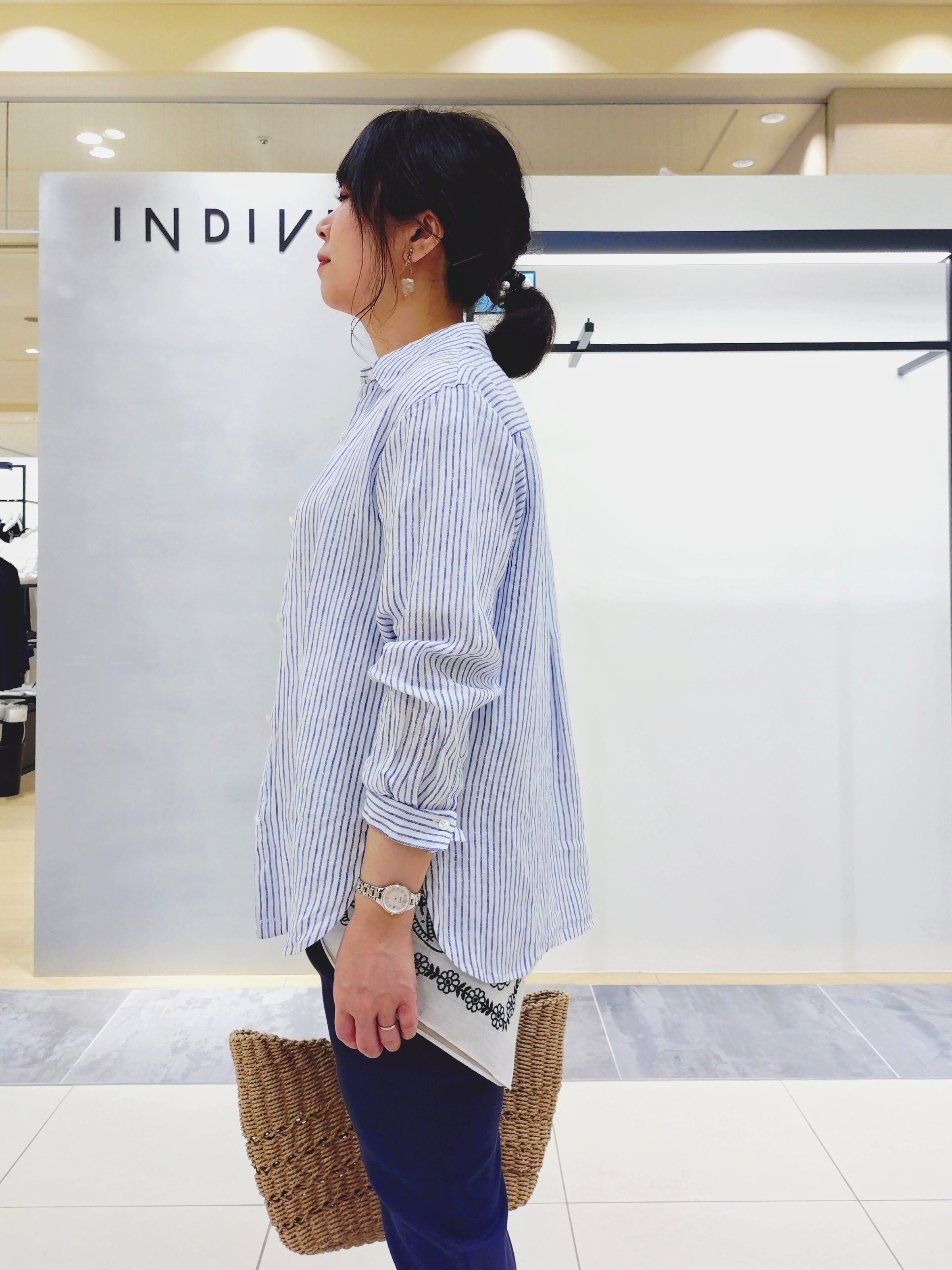 TOMOMIさんの「INDIVI｜【接触冷感／2WAY】カシュクールリネンシャツ」を使ったコーディネート
