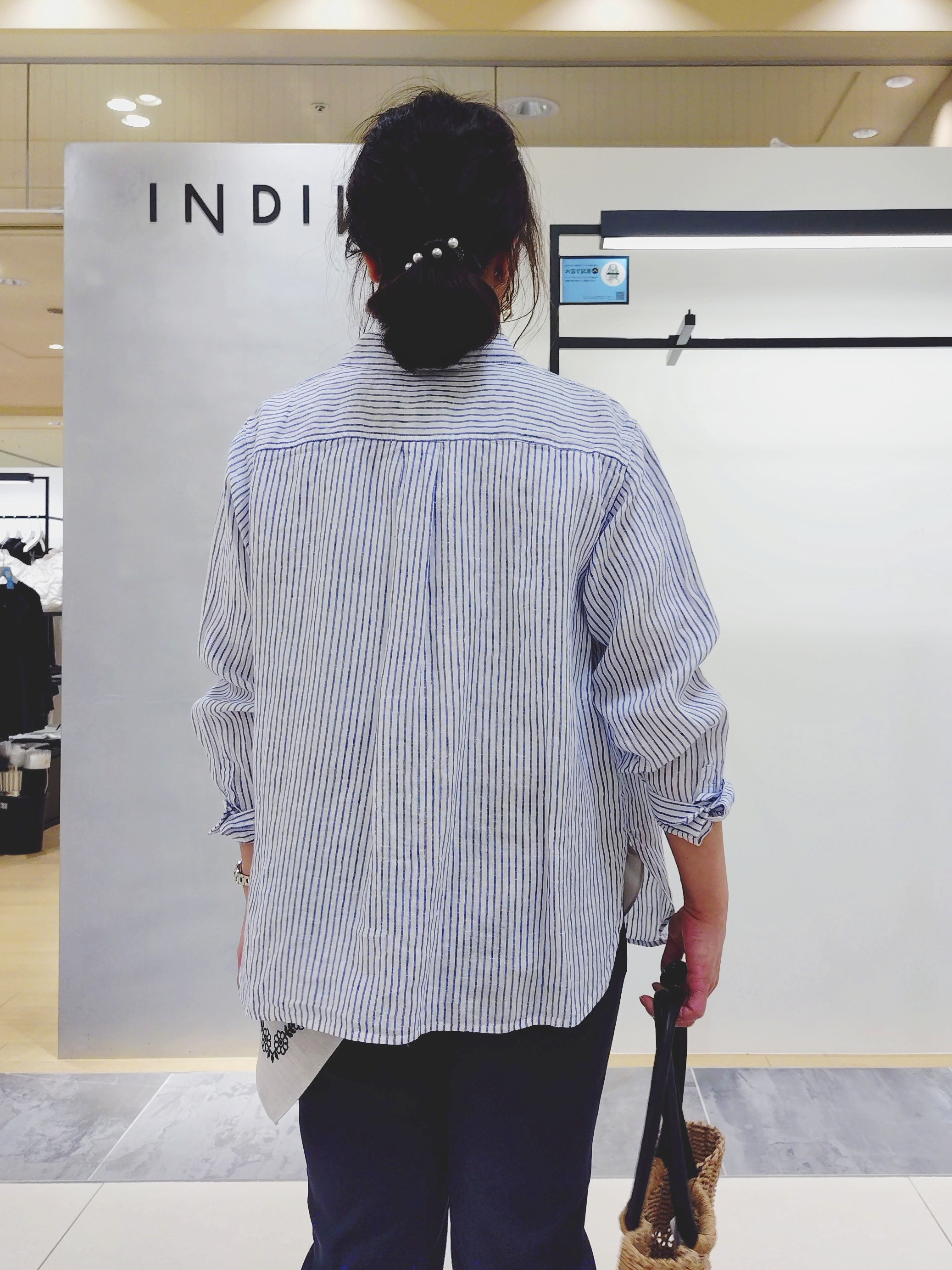 TOMOMIさんの「INDIVI｜【接触冷感／2WAY】カシュクールリネンシャツ」を使ったコーディネート