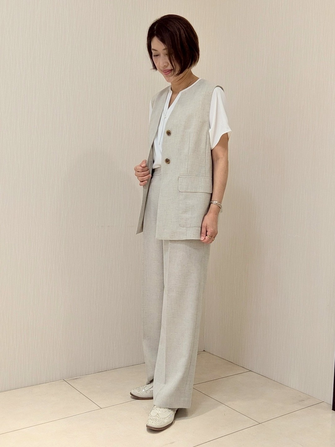 u&minus;macoさんの「UNTITLED｜【UV/接触冷感/セットアップ可】リラクシーキーVネックブラウス」を使ったコーディネート
