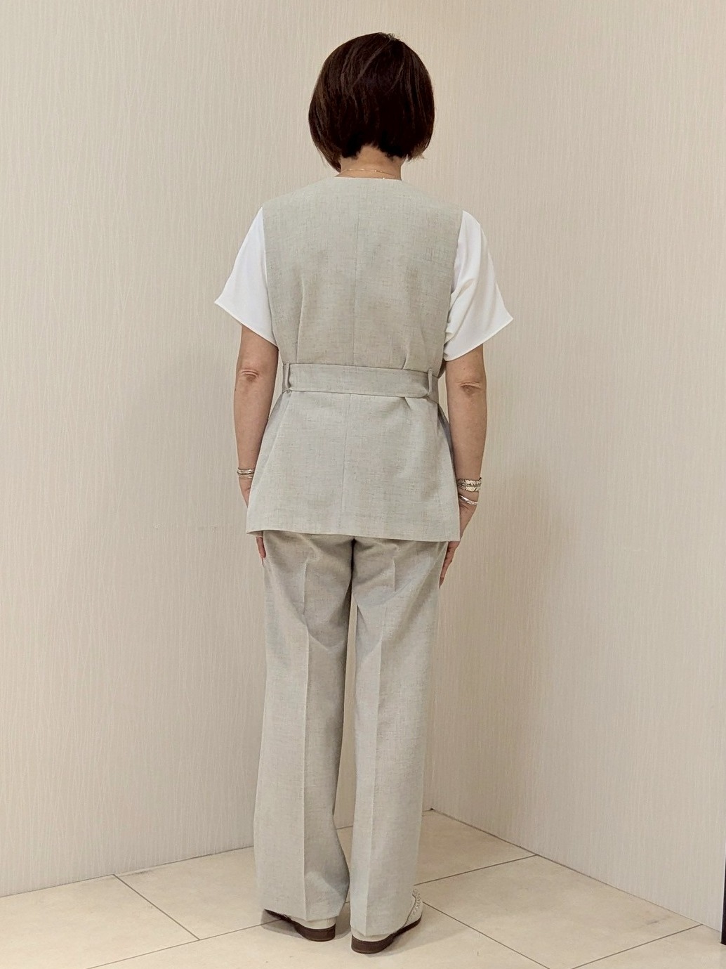 u&minus;macoさんの「UNTITLED｜【UV/接触冷感/セットアップ可】リラクシーキーVネックブラウス」を使ったコーディネート