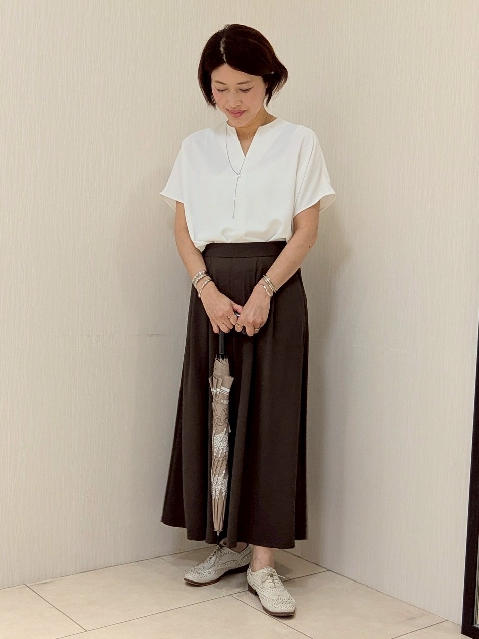 u&minus;macoさんの「UNTITLED｜【UV/接触冷感/セットアップ可】リラクシーキーVネックブラウス」を使ったコーディネート
