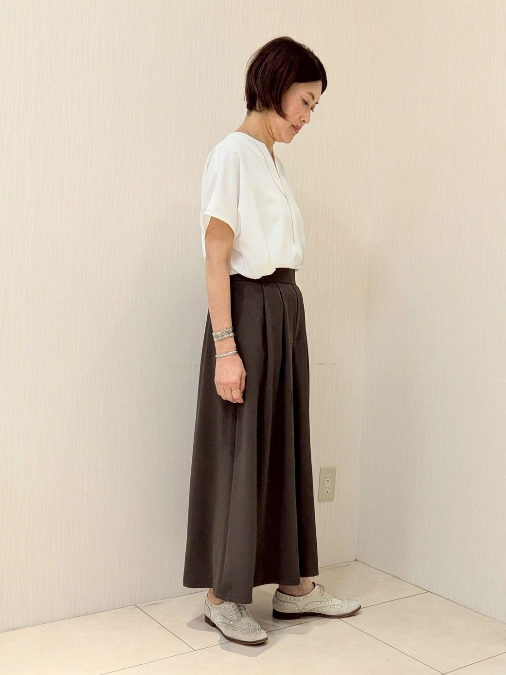 u&minus;macoさんの「UNTITLED｜【UV/接触冷感/セットアップ可】リラクシーキーVネックブラウス」を使ったコーディネート