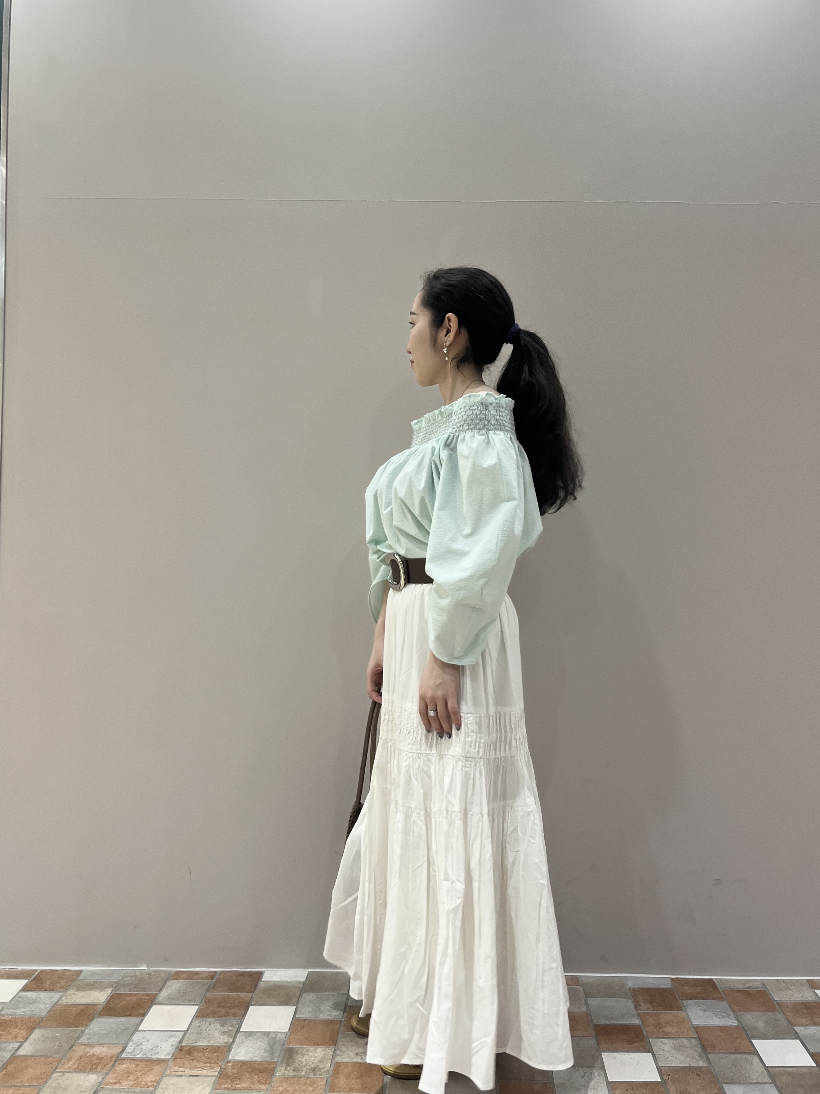 Uminoさんの「INDIVI｜サッカーオフショルブラウス【再入荷／2WAY】」を使ったコーディネート