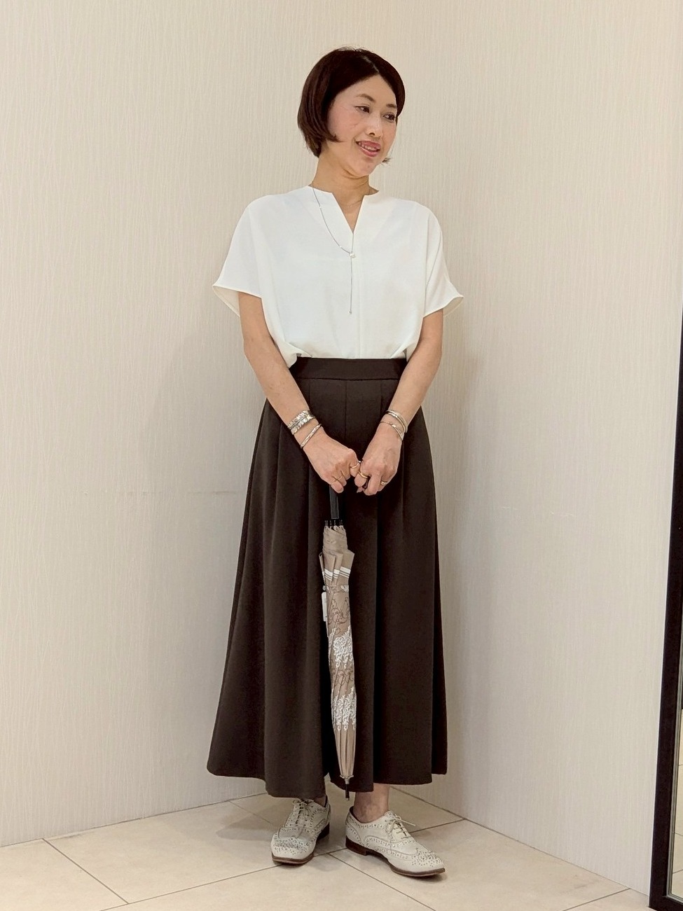 u&minus;macoさんの「UNTITLED｜【UV/接触冷感/セットアップ可】リラクシーキーVネックブラウス」を使ったコーディネート