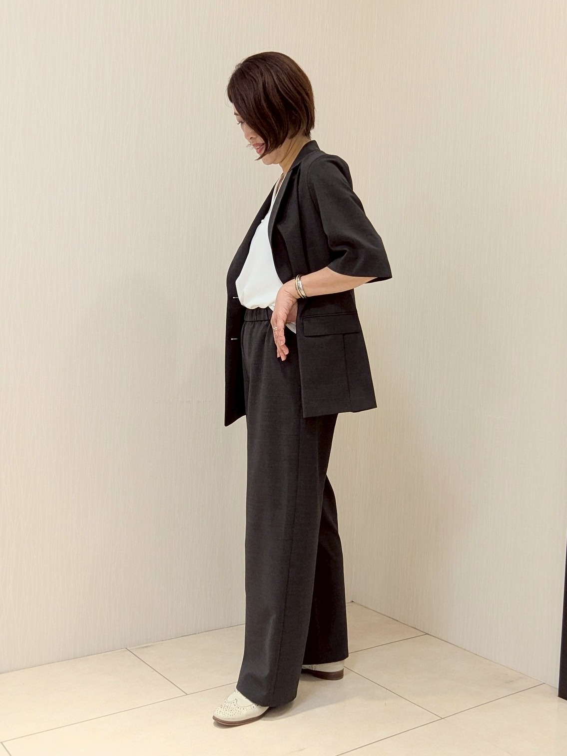 u&minus;macoさんの「UNTITLED｜【UV/接触冷感/セットアップ可】リラクシーキーVネックブラウス」を使ったコーディネート
