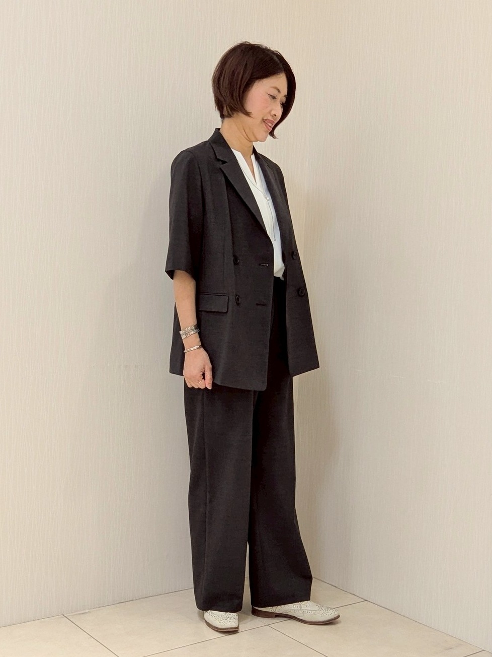 u&minus;macoさんの「UNTITLED｜【UV/接触冷感/セットアップ可】リラクシーキーVネックブラウス」を使ったコーディネート
