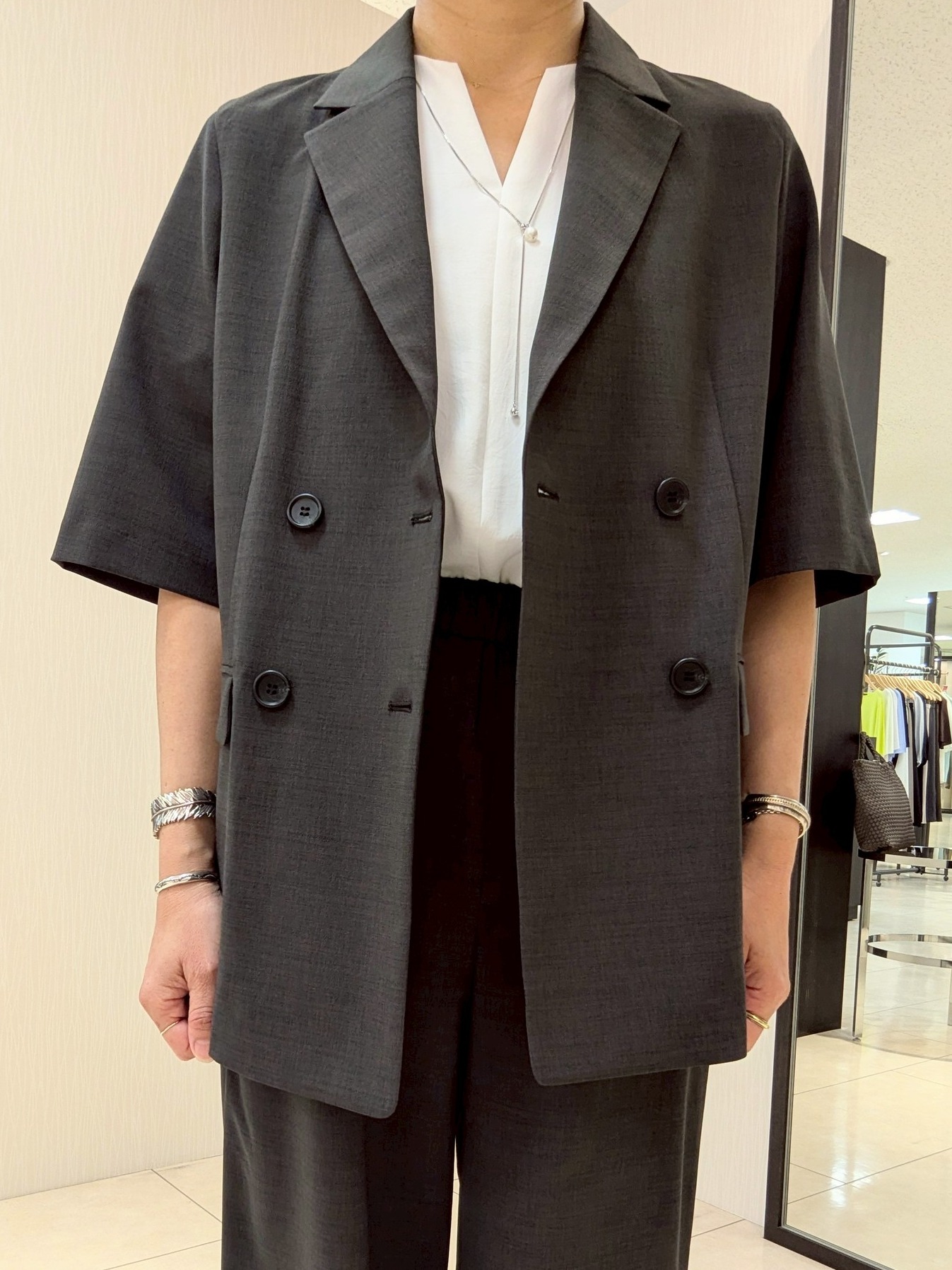 u&minus;macoさんの「UNTITLED｜【UV/接触冷感/セットアップ可】リラクシーキーVネックブラウス」を使ったコーディネート