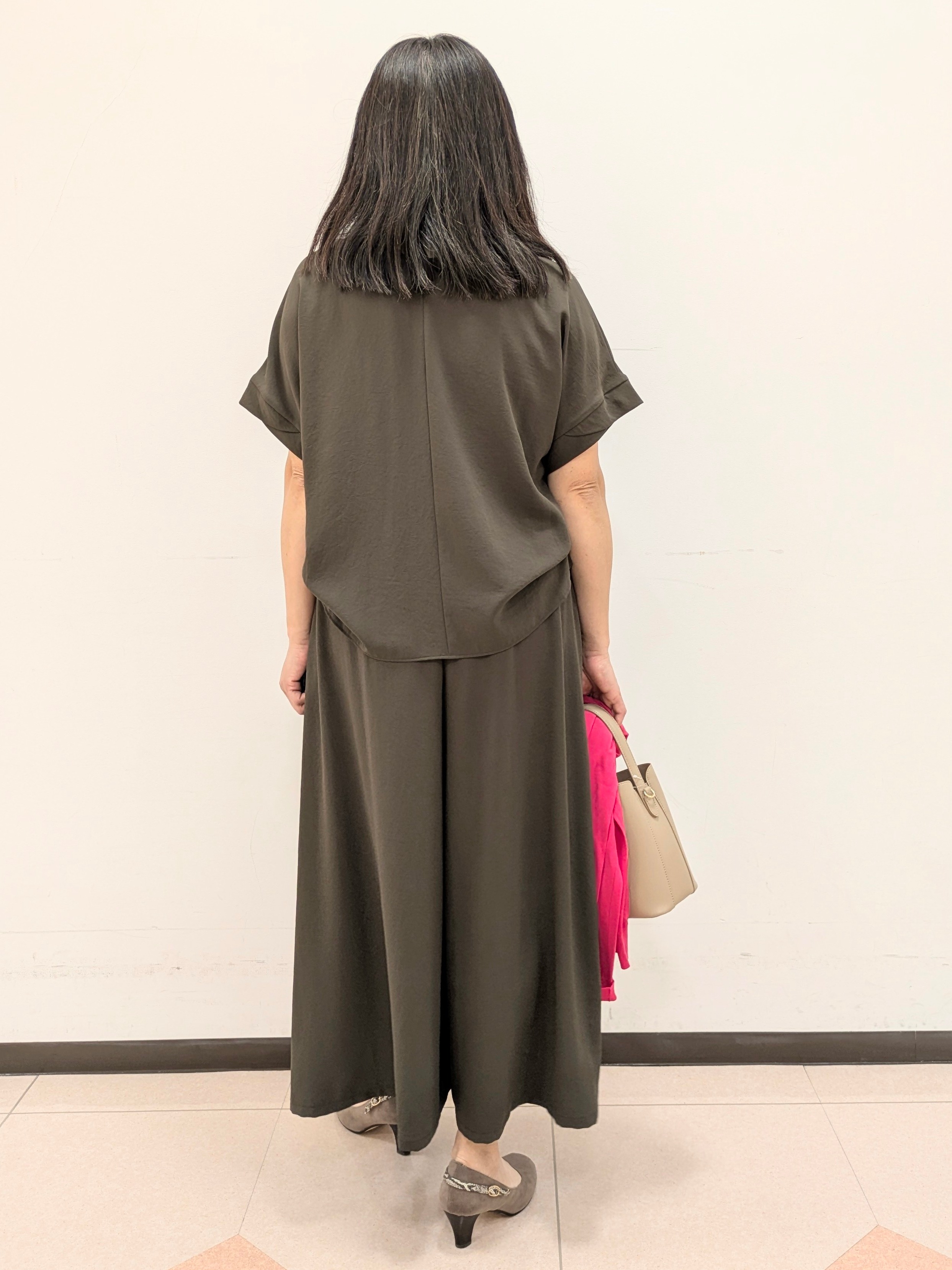 ともさんの「UNTITLED｜【セットアップ可/UVカット/前後2WAY】リラクシーフレンチスリーブブラウス」を使ったコーディネート
