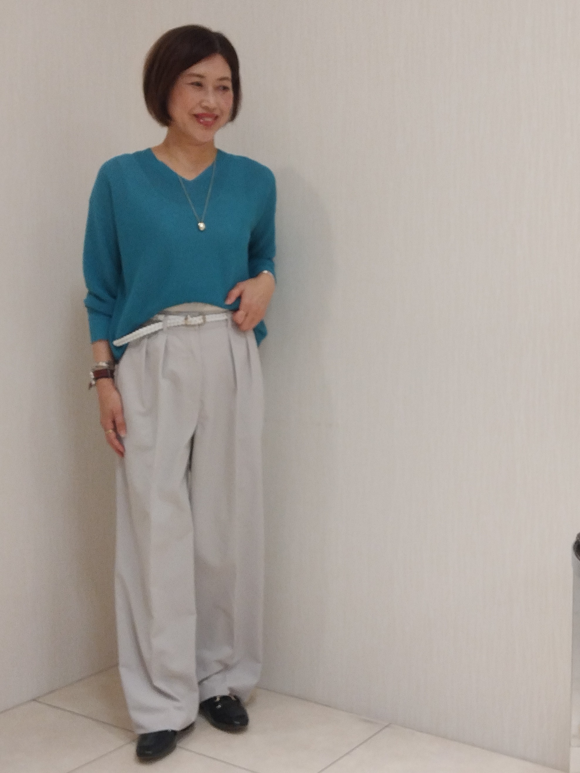 u&minus;macoさんの「UNTITLED｜【7色展開/洗える/程よい透け感】ドライタッチVネックニット」を使ったコーディネート