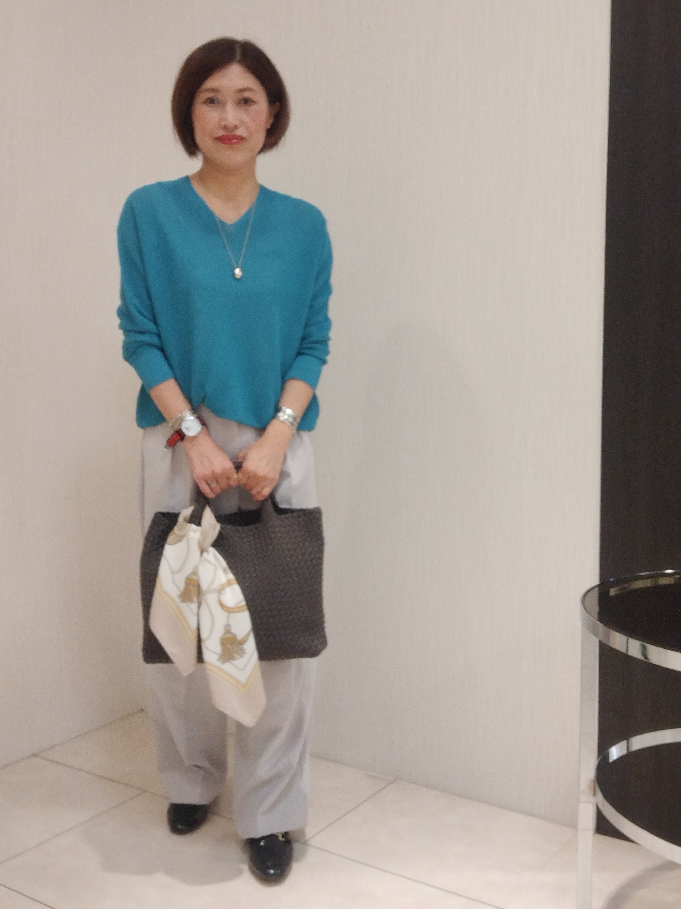 u&minus;macoさんの「UNTITLED｜【7色展開/洗える/程よい透け感】ドライタッチVネックニット」を使ったコーディネート