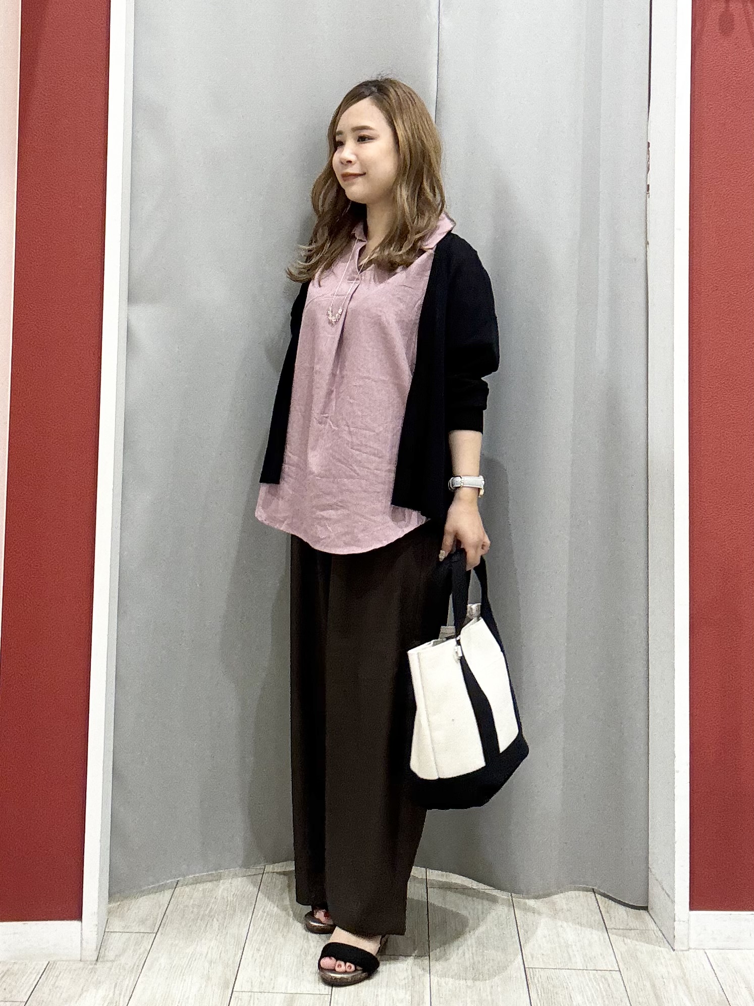 shioさんの「SHOO･LA･RUE｜【洗濯機可/S-LL】オンにもオフにも マルチに使えるボタンレスカーディガン」を使ったコーディネート