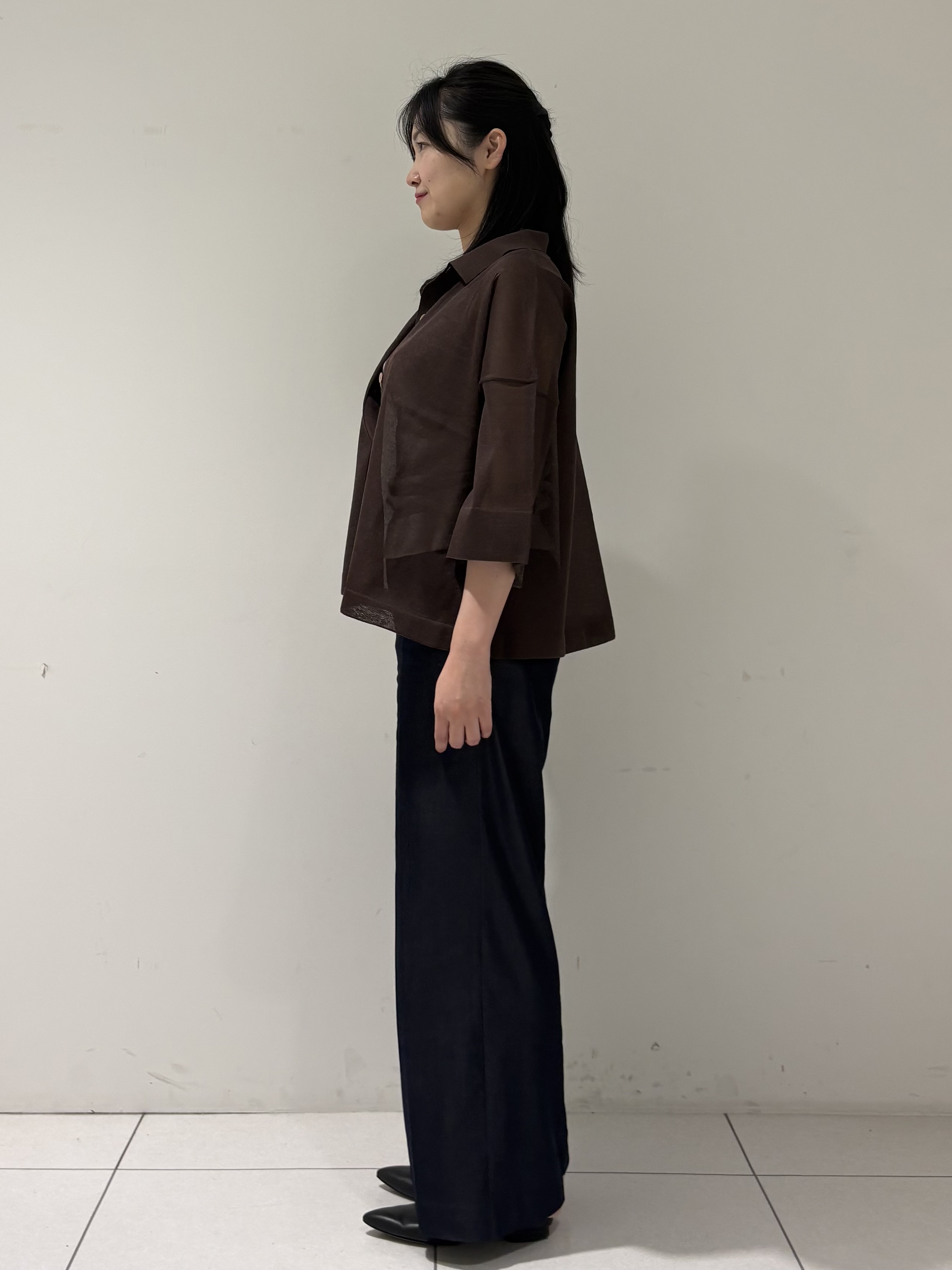 momokoさんの「INDIVI｜【洗える／シアー】衿付きシャツライクニットカーディガン」を使ったコーディネート