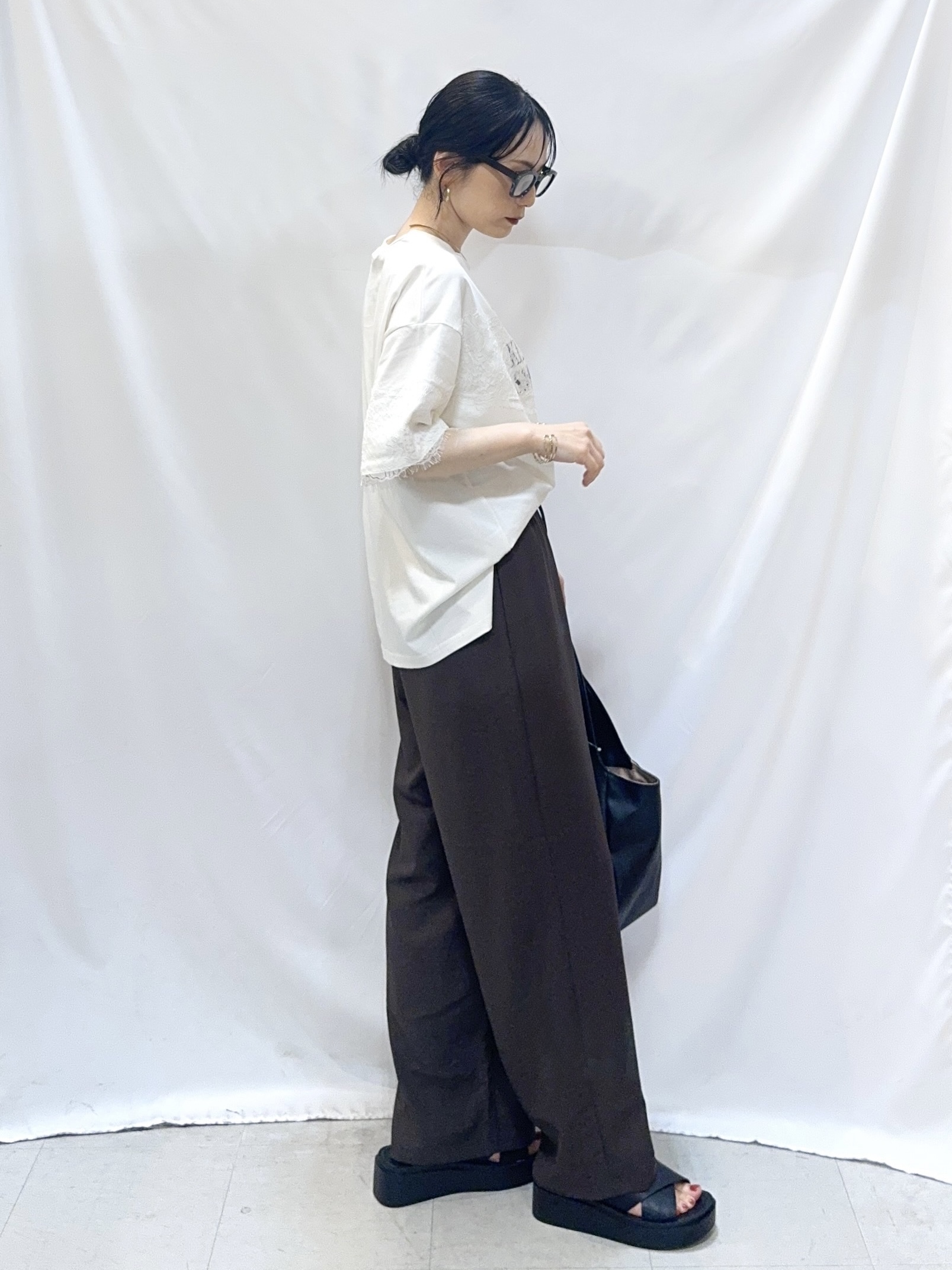𝐇𝐢𝐫𝐨𝐦𝐢さんの「SHOO･LA･RUE｜【洗濯機可】レースデザインでこなれ見え ロゴプリントTシャツ」を使ったコーディネート