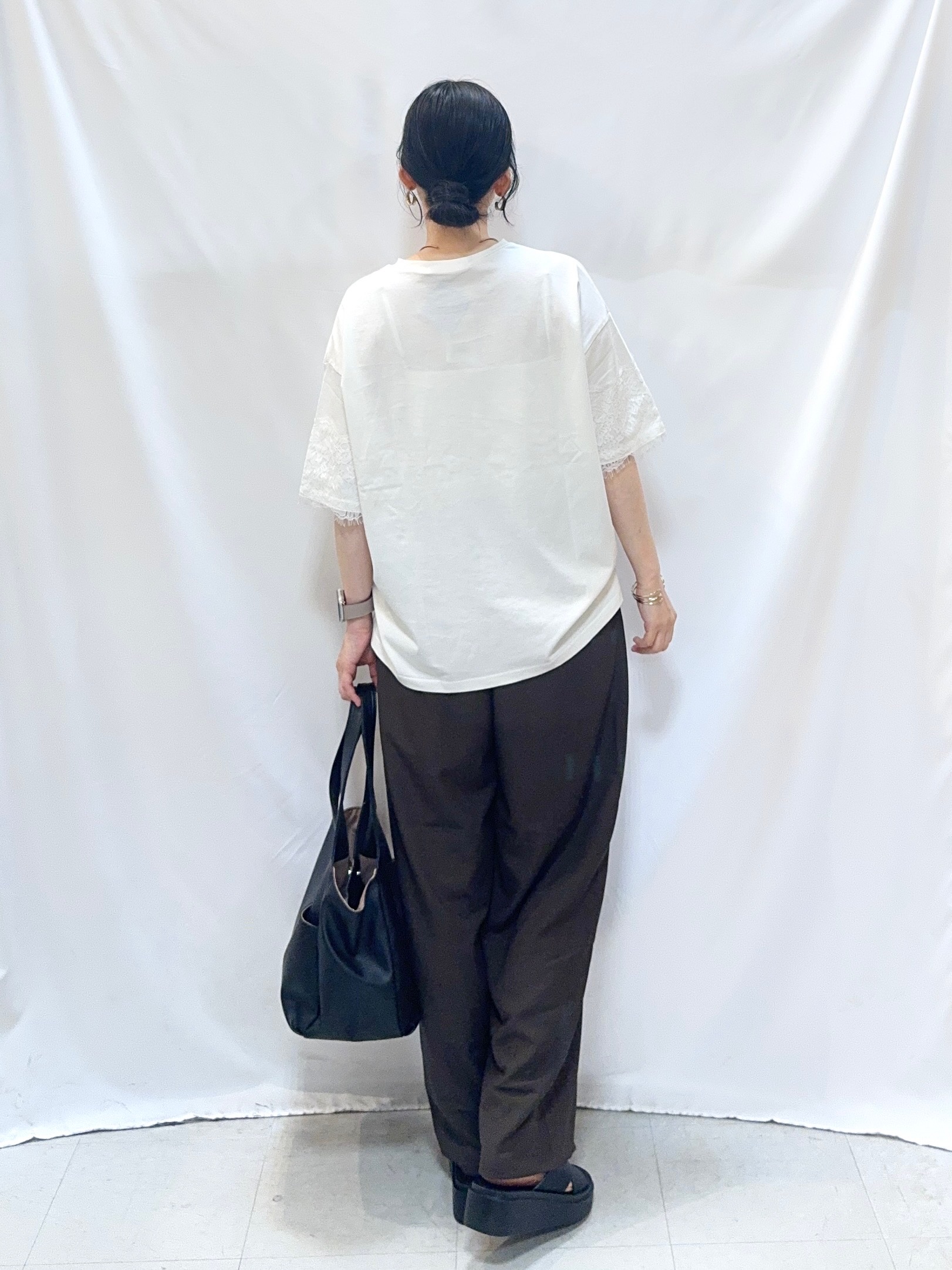 𝐇𝐢𝐫𝐨𝐦𝐢さんの「SHOO･LA･RUE｜【洗濯機可】レースデザインでこなれ見え ロゴプリントTシャツ」を使ったコーディネート