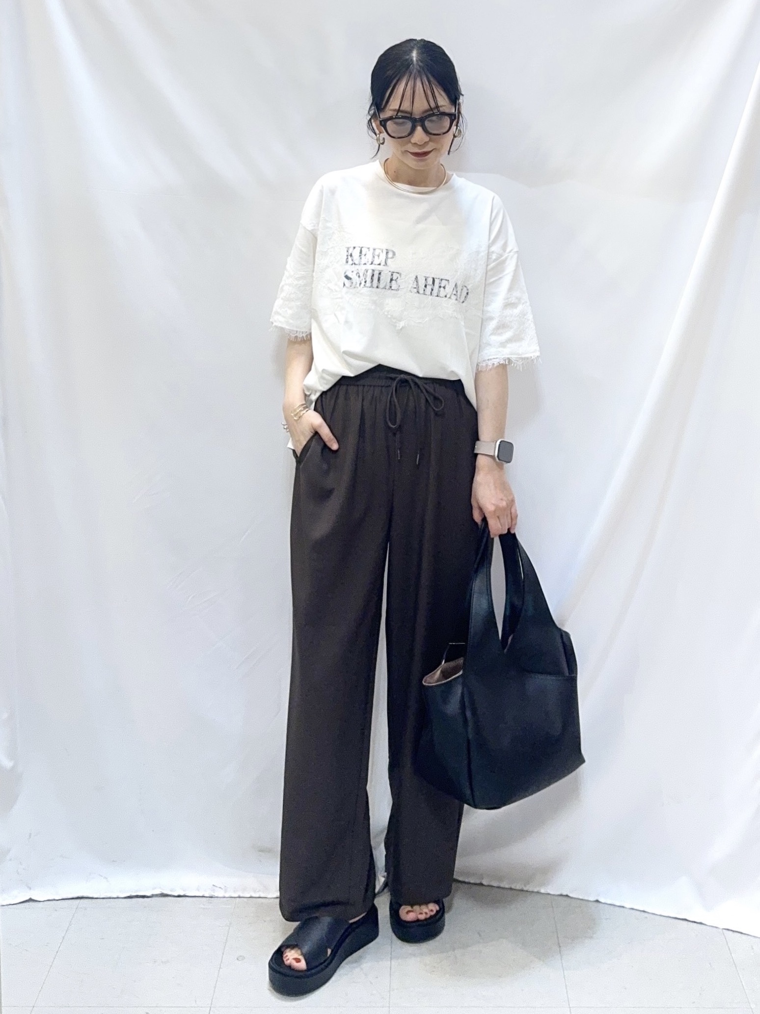𝐇𝐢𝐫𝐨𝐦𝐢さんの「SHOO･LA･RUE｜【洗濯機可】レースデザインでこなれ見え ロゴプリントTシャツ」を使ったコーディネート