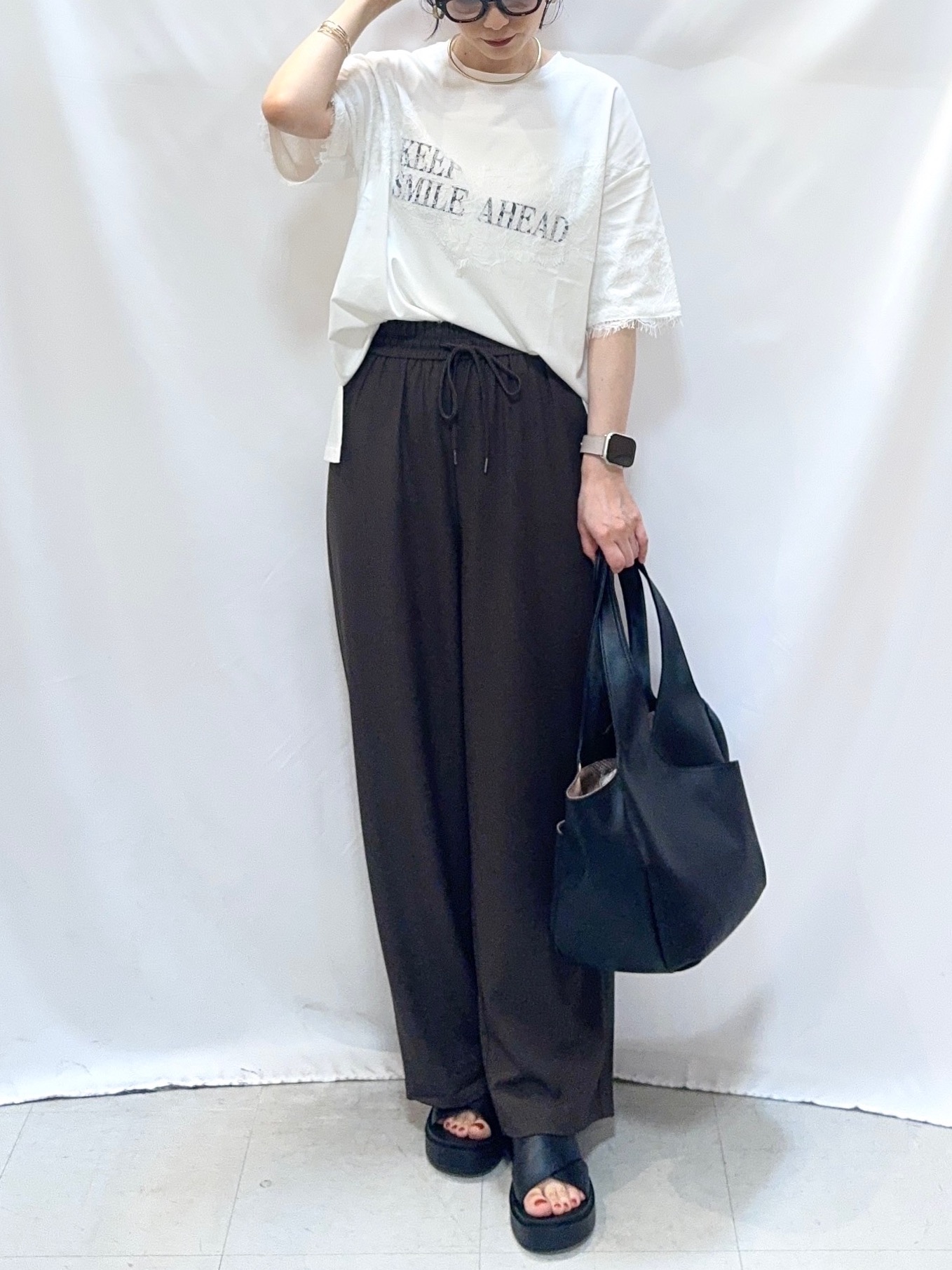 𝐇𝐢𝐫𝐨𝐦𝐢さんの「SHOO･LA･RUE｜【洗濯機可】レースデザインでこなれ見え ロゴプリントTシャツ」を使ったコーディネート