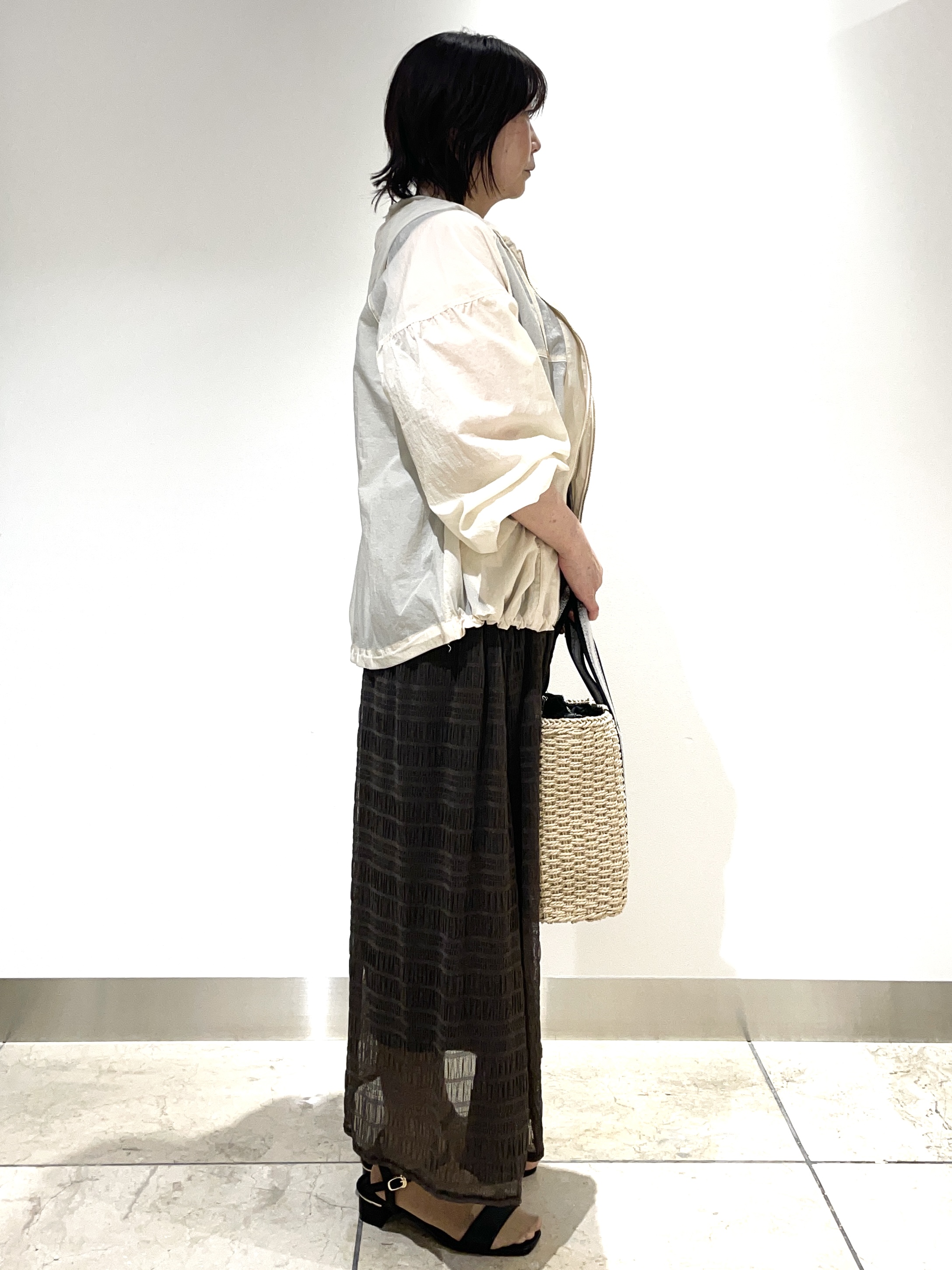 Tomoさんの「grove｜【洗濯機OK】朝晩の気温差に◎軽やかシアーナイロンフーディブルゾン」を使ったコーディネート