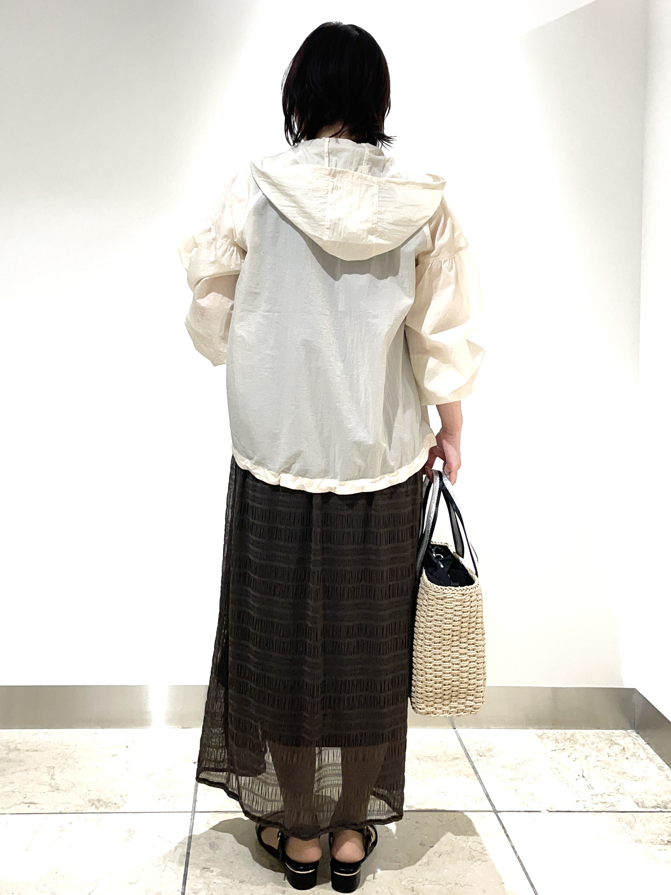 Tomoさんの「grove｜【洗濯機OK】朝晩の気温差に◎軽やかシアーナイロンフーディブルゾン」を使ったコーディネート