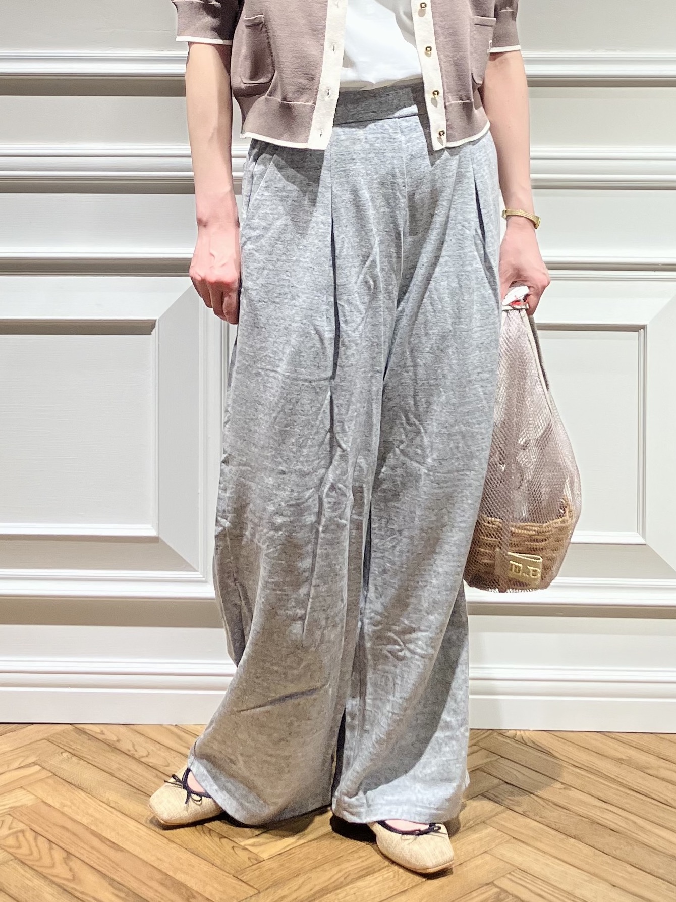 TSUKUIさんの「DRESSTERIOR｜【接触冷感／抗菌防臭／消臭】アイスクリアコットン Bonsoir ロゴTシャツ」を使ったコーディネート