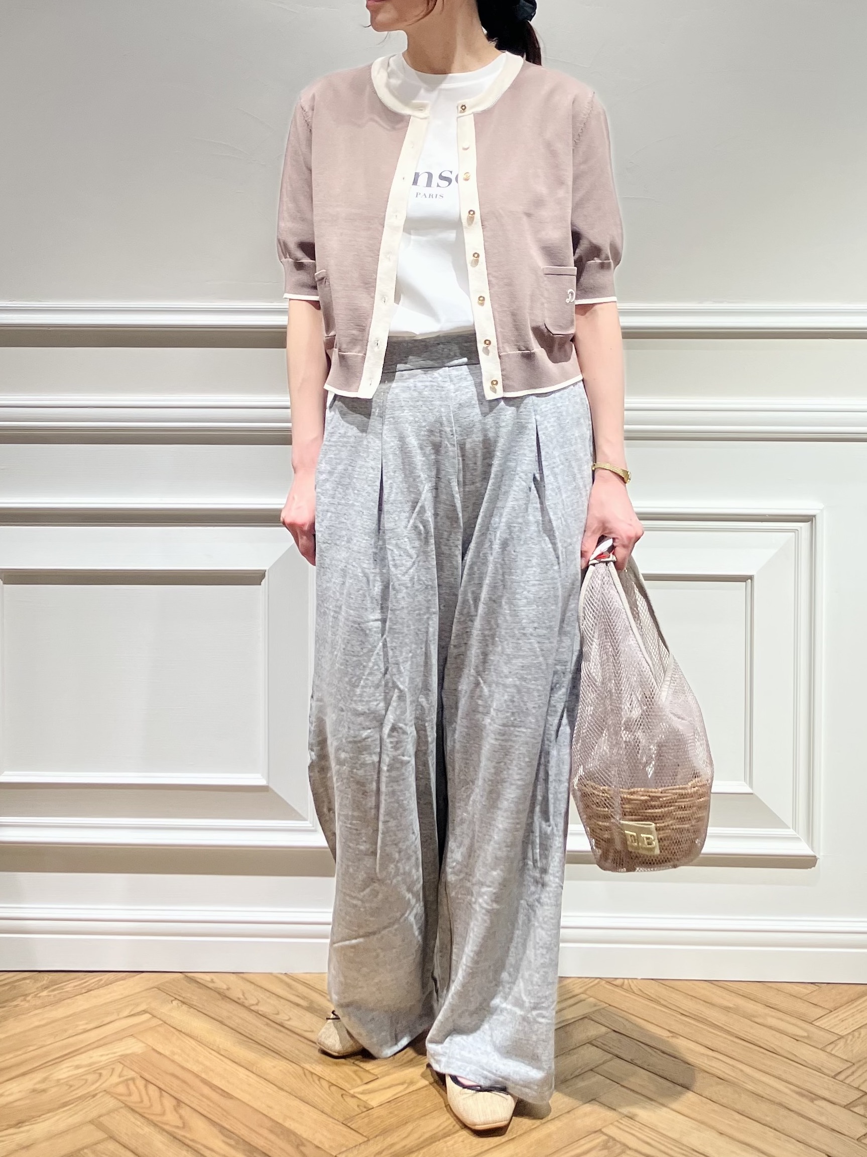 TSUKUIさんの「DRESSTERIOR｜【接触冷感／抗菌防臭／消臭】アイスクリアコットン Bonsoir ロゴTシャツ」を使ったコーディネート