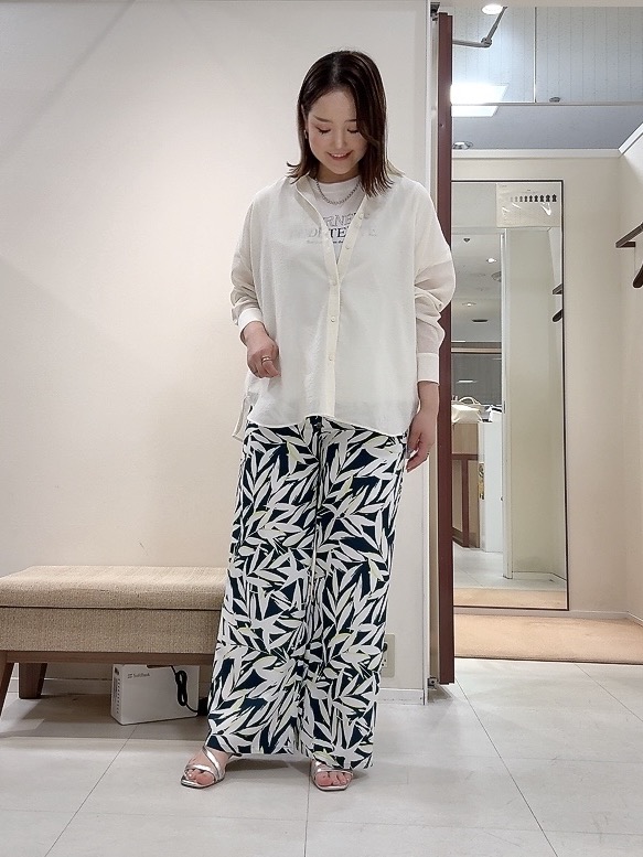 YUIさんの「UNTITLED｜◆【2WAY/マシンウォッシャブル】カシュクールデザインシャツ」を使ったコーディネート