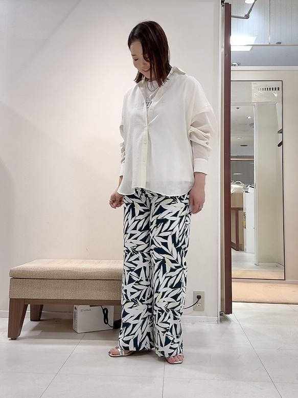 YUIさんの「UNTITLED｜◆【2WAY/マシンウォッシャブル】カシュクールデザインシャツ」を使ったコーディネート