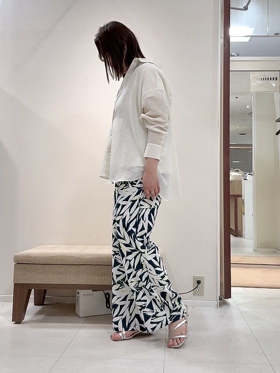 YUIさんの「UNTITLED｜◆【2WAY/マシンウォッシャブル】カシュクールデザインシャツ」を使ったコーディネート