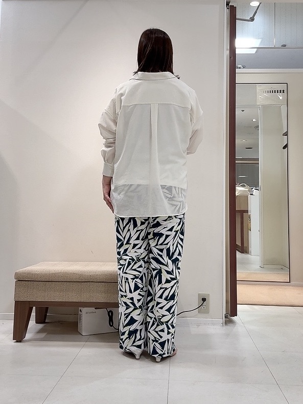 YUIさんの「UNTITLED｜◆【2WAY/マシンウォッシャブル】カシュクールデザインシャツ」を使ったコーディネート