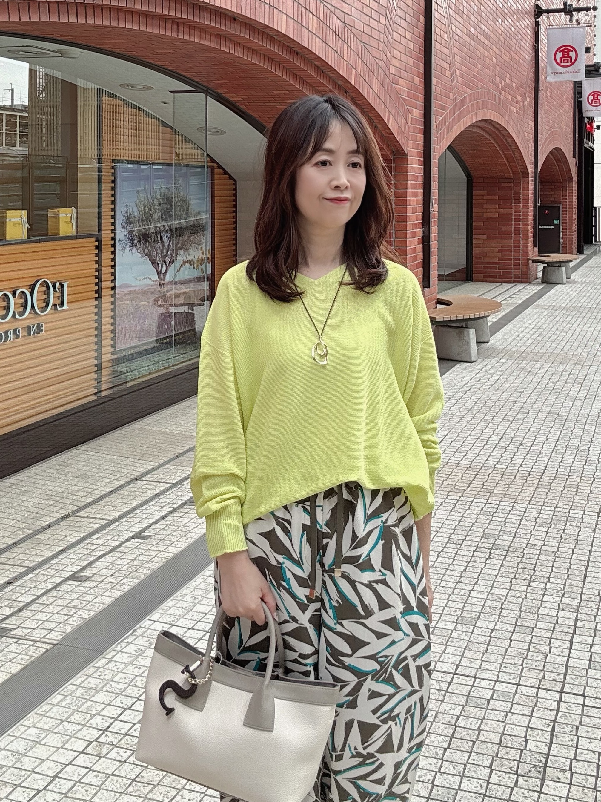 makiさんの「UNTITLED｜【7色展開/洗える/程よい透け感】ドライタッチVネックニット」を使ったコーディネート