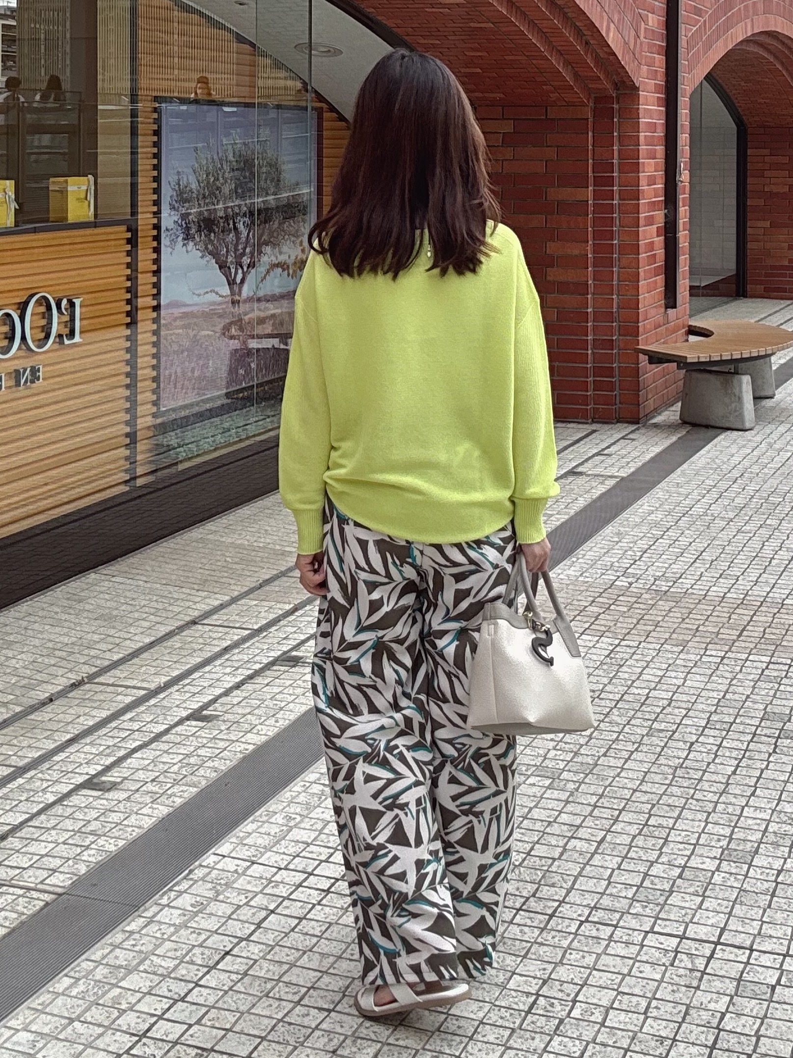 makiさんの「UNTITLED｜【7色展開/洗える/程よい透け感】ドライタッチVネックニット」を使ったコーディネート