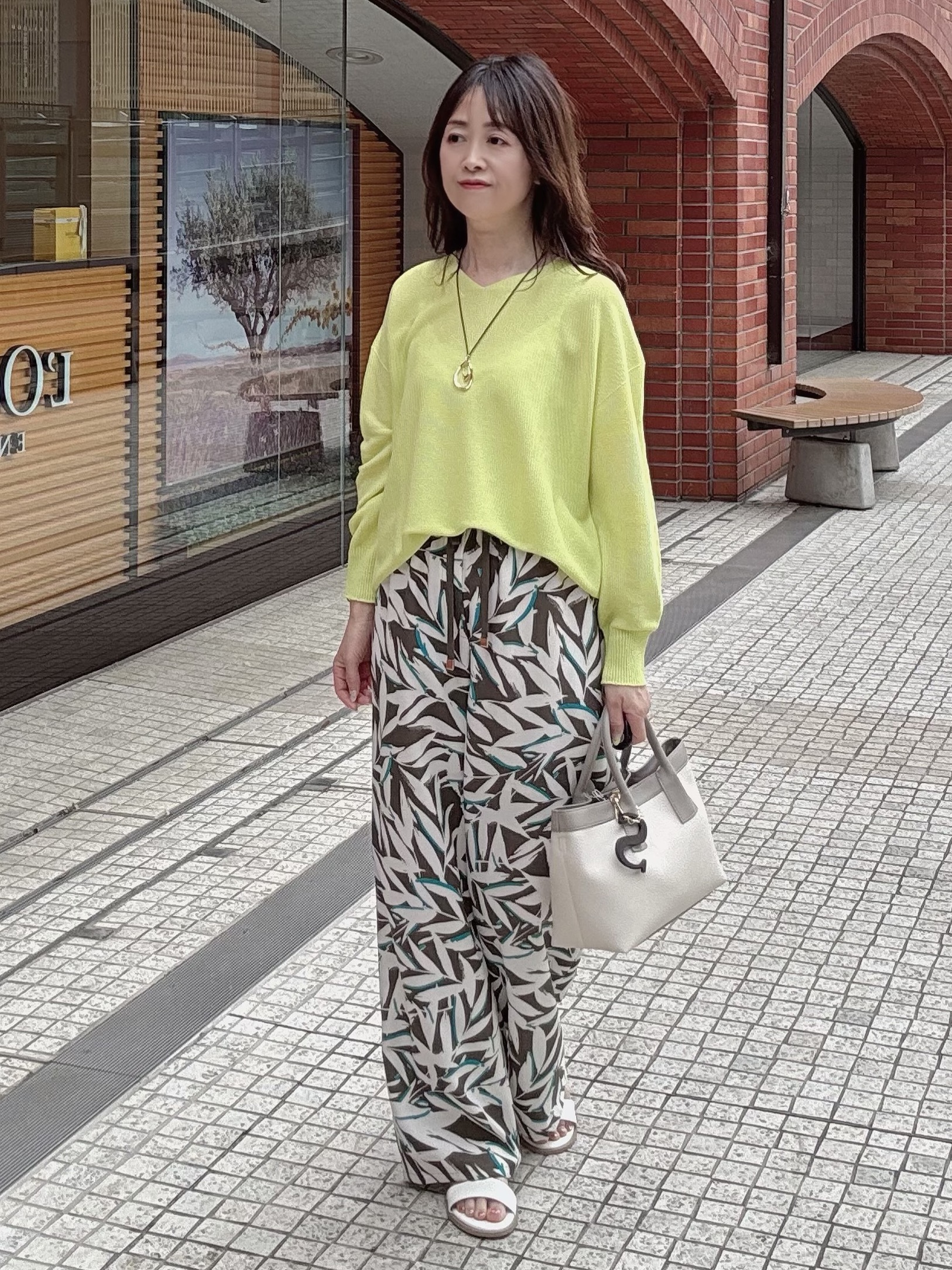 makiさんの「UNTITLED｜【7色展開/洗える/程よい透け感】ドライタッチVネックニット」を使ったコーディネート