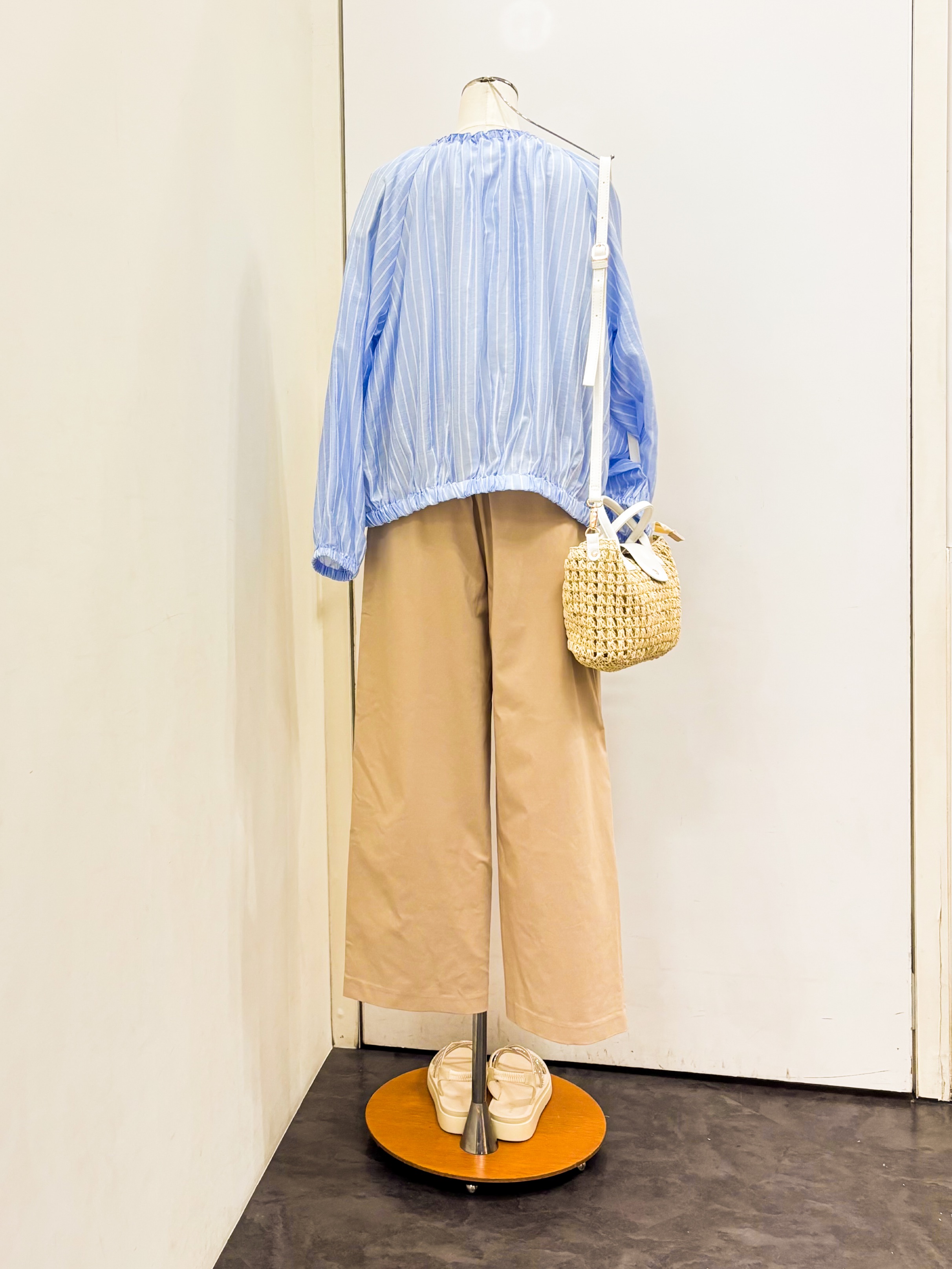 yukariさんの「grove｜気温調整にも◎ブラウス感覚で羽織れるシアーブルゾン」を使ったコーディネート