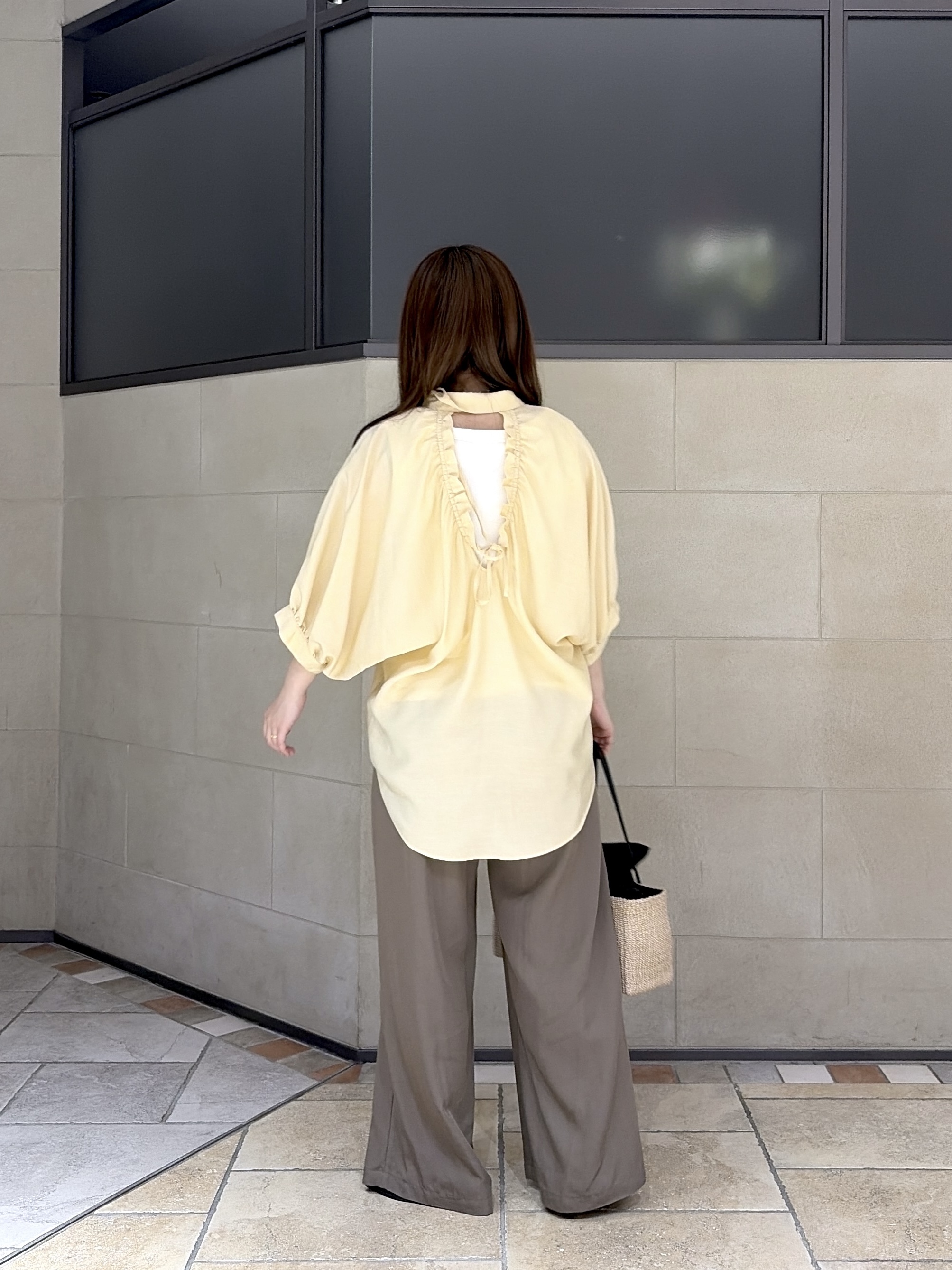 よねさんの「INDIVI｜バックドロストブラウス」を使ったコーディネート