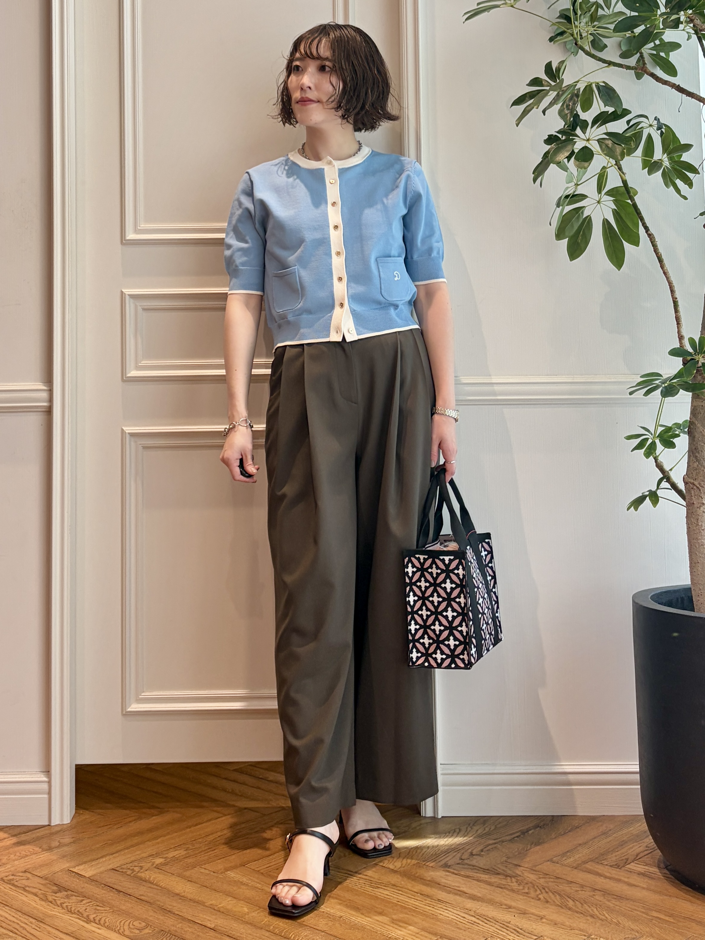 nakaoさんの「DRESSTERIOR｜オーバーラップサークル スモールニットトートバッグ」を使ったコーディネート